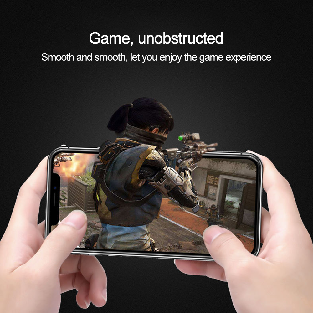 Hände halten ein Telefon, das eine Videospielszenen anzeigt. Eine Person zielt mit einer Waffe. Der Text lautet 'Spiel, ungehindert'.