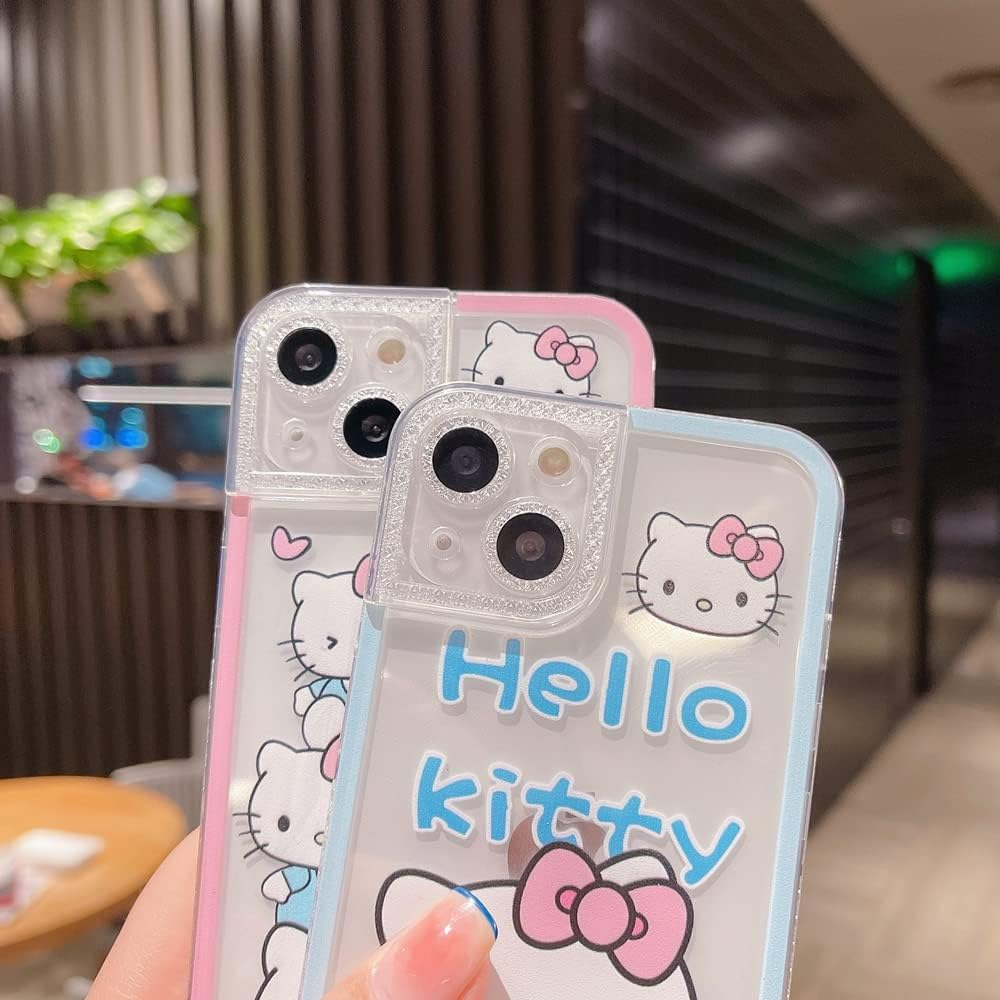 Zwei Hello-Kitty-Handyhüllen, rosa und blau, werden von einer Person gehalten. Die Hüllen haben Kameras und die Worte Hello Kitty.