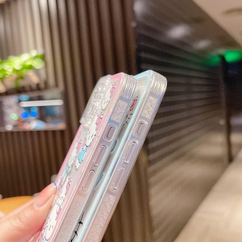 Eine Hand hält drei transparente Handyhüllen. Die Hüllen haben rosa und blaue Ränder mit Hello Kitty Designs. Der Hintergrund ist unscharf.