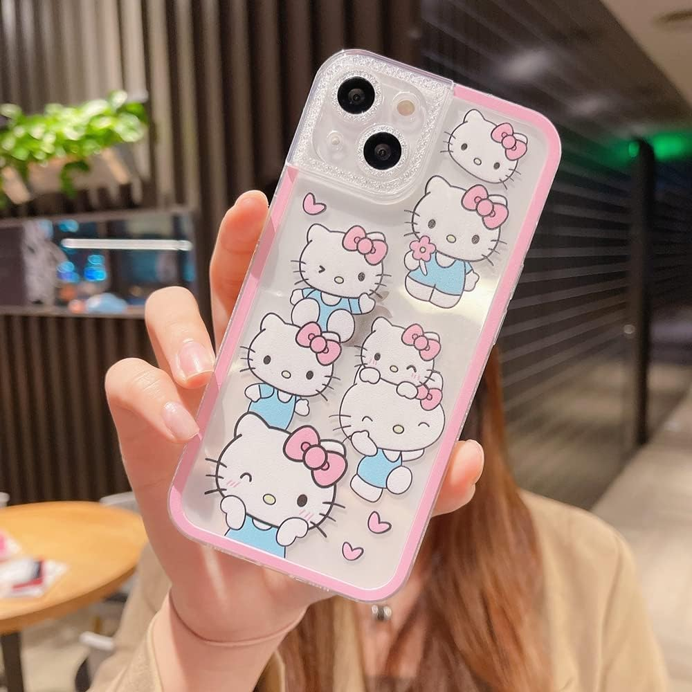 Eine Hand hält eine Handyhülle mit Hello Kitty-Designs. Die Hülle ist transparent mit rosa Rändern und zeigt mehrere Cartoon-Figuren.