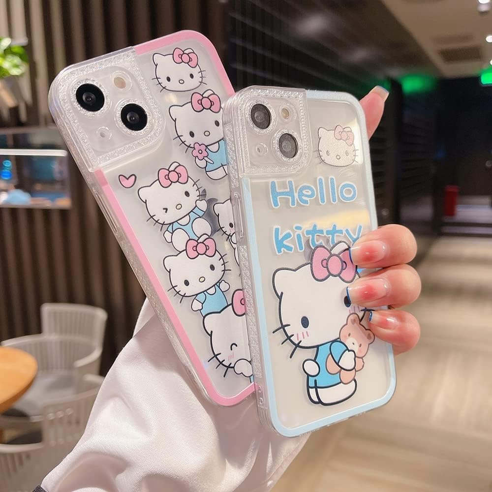 Zwei Hello Kitty Handyhüllen. Eine rosa, die andere blau. Die blaue Hülle zeigt Hello Kitty mit einem Teddybären.