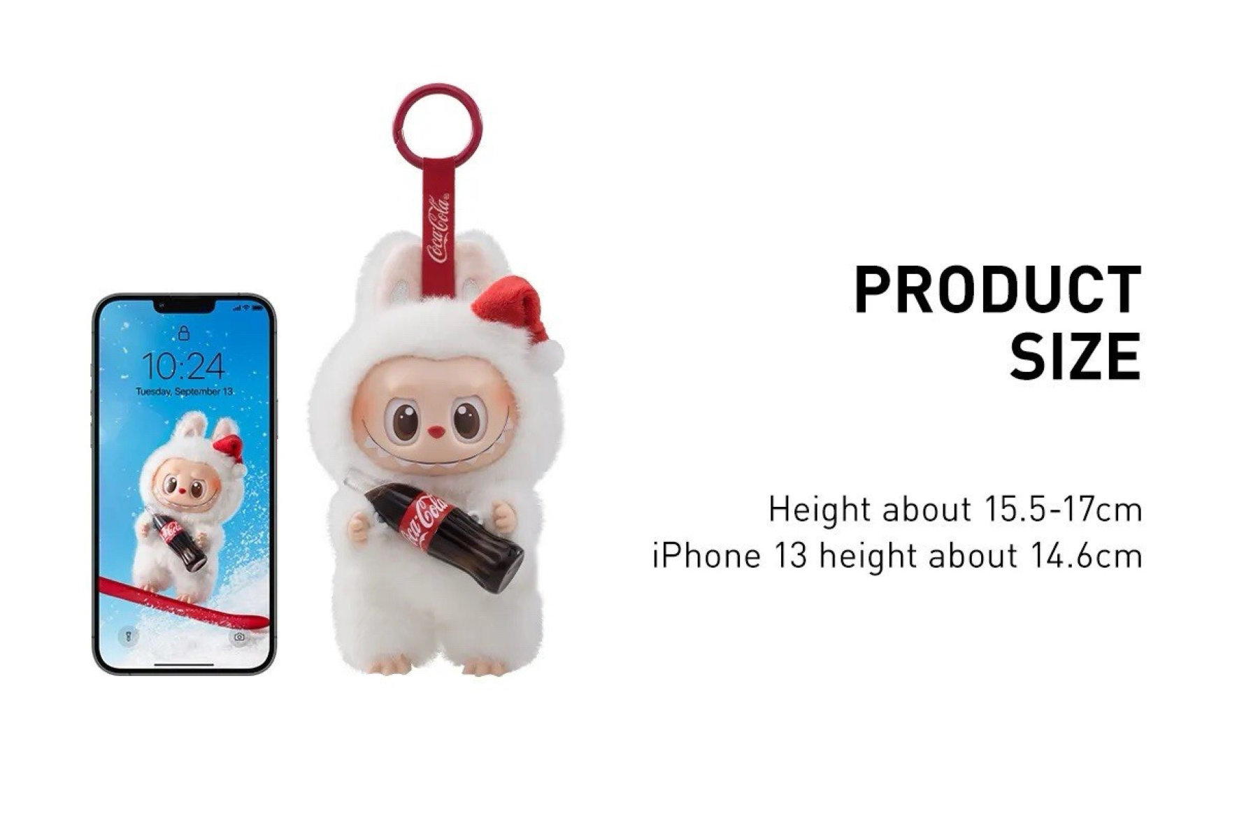 Eine weiße Plüschfigur mit roter Weihnachtsmütze und Coca-Cola-Flasche neben einem iPhone mit derselben Figur auf dem Bildschirm.