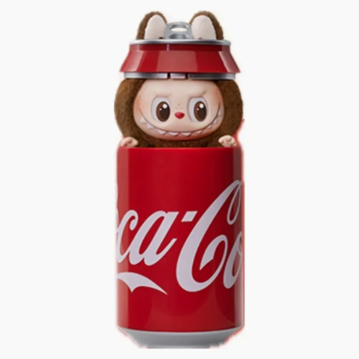Eine Coca-Cola-Dose zeigt ein braunes Wesen mit Bärenohren. Es hat ein lächelndes Gesicht und befindet sich in der Dose. Die Dose ist rot.