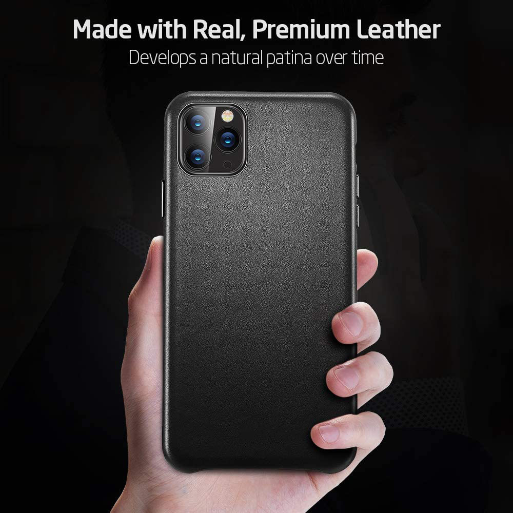 Eine Hand hält eine schwarze Leder-Handyhülle. Das Telefon hat drei Kameras. Oben steht: Hergestellt aus echtem Premium-Leder.