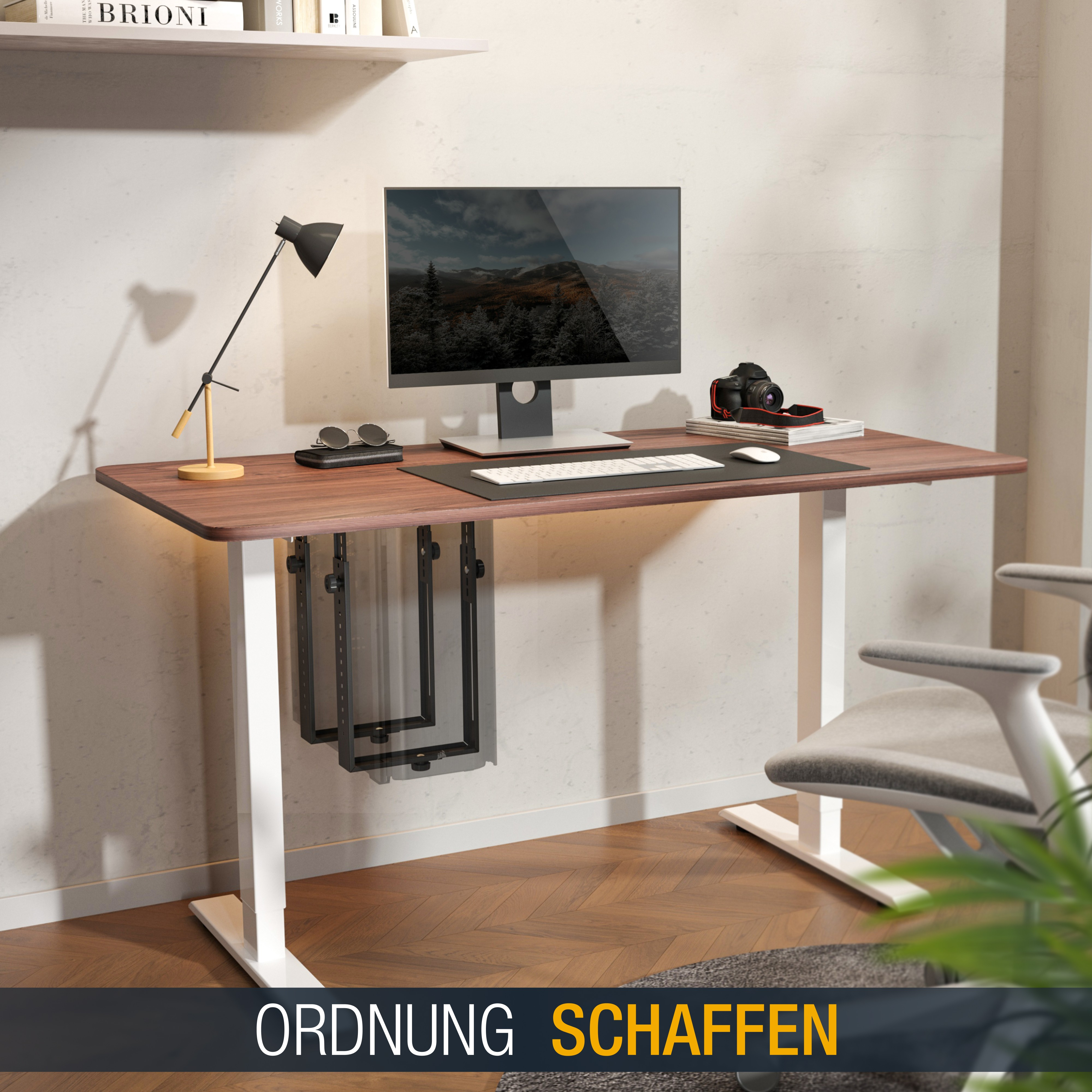 Ein Holztisch mit Monitor, Tastatur und Kamera. Eine Lampe, Sonnenbrille und ein Stuhl sind ebenfalls vorhanden. Die Wand ist beige.