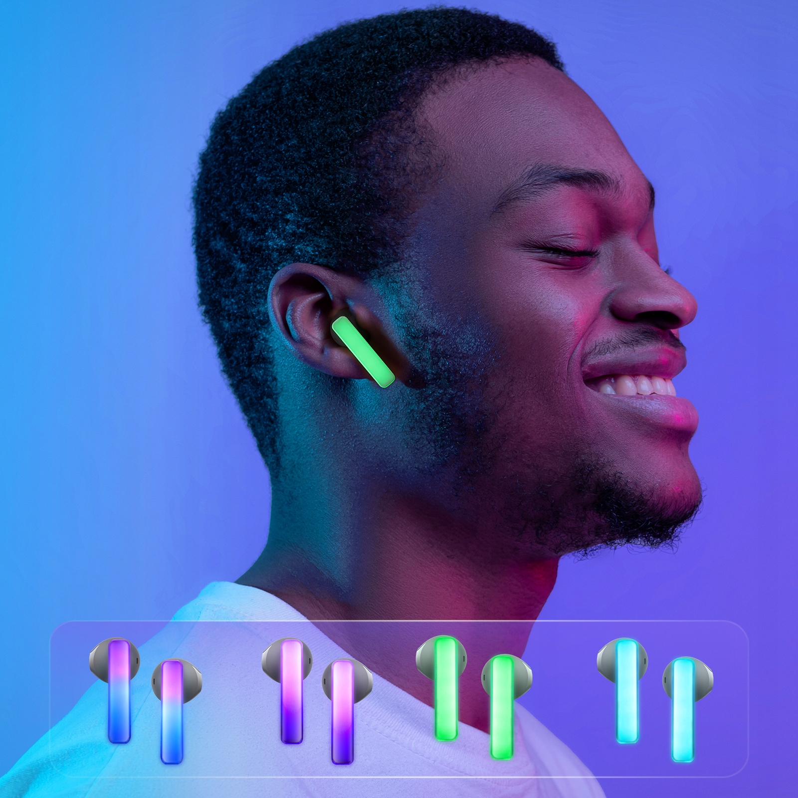 Uśmiechnięty czarny mężczyzna ze słuchawkami w uchu i rząd słuchawek poniżej. Tło jest niebieskie i fioletowe.