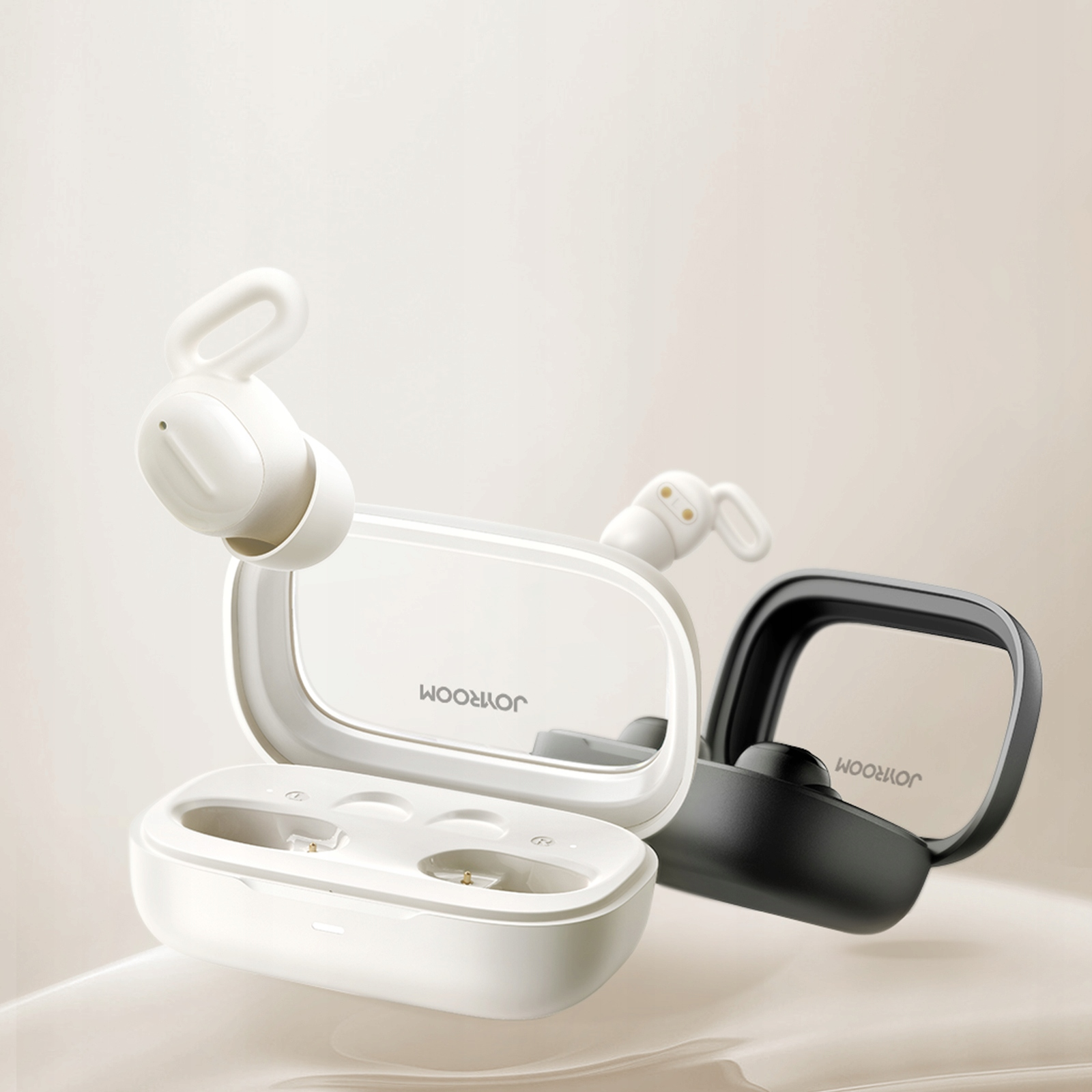 Białe i czarne słuchawki z etui. Jedna słuchawka jest odłączona. Etui są otwarte i zamknięte, z marką JOYROOM.