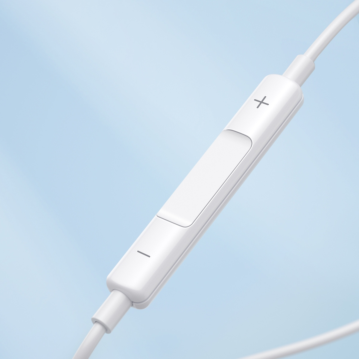 Biały kontroler słuchawek dousznych. Symbole plus i minus na kontrolerze. Jasnoniebieskie tło.