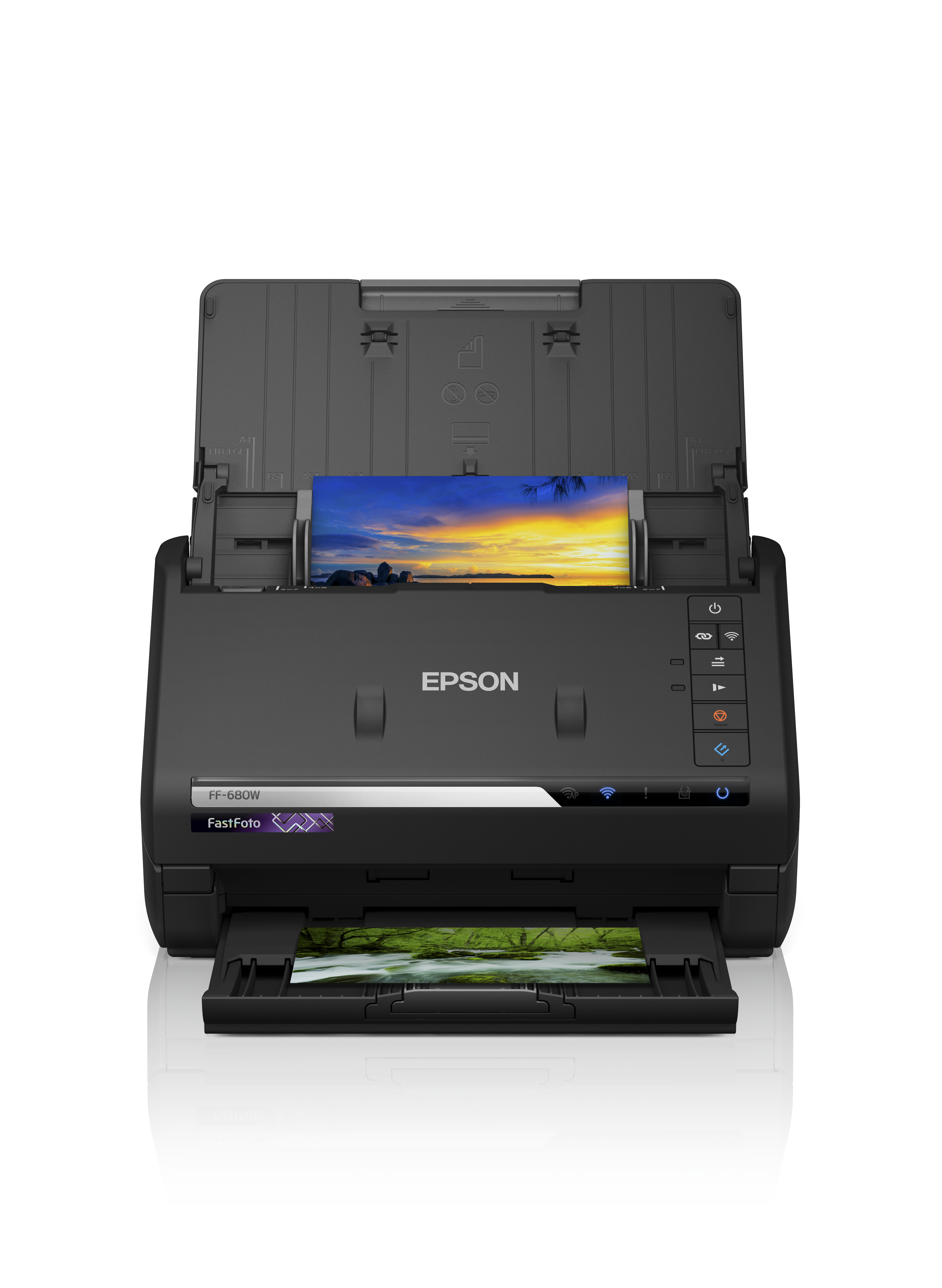 Schwarzer Epson FF-680W-Scanner. Geöffnet, zeigt ein Sonnenuntergangsbild. Untere Ablage offen mit Flussbild.