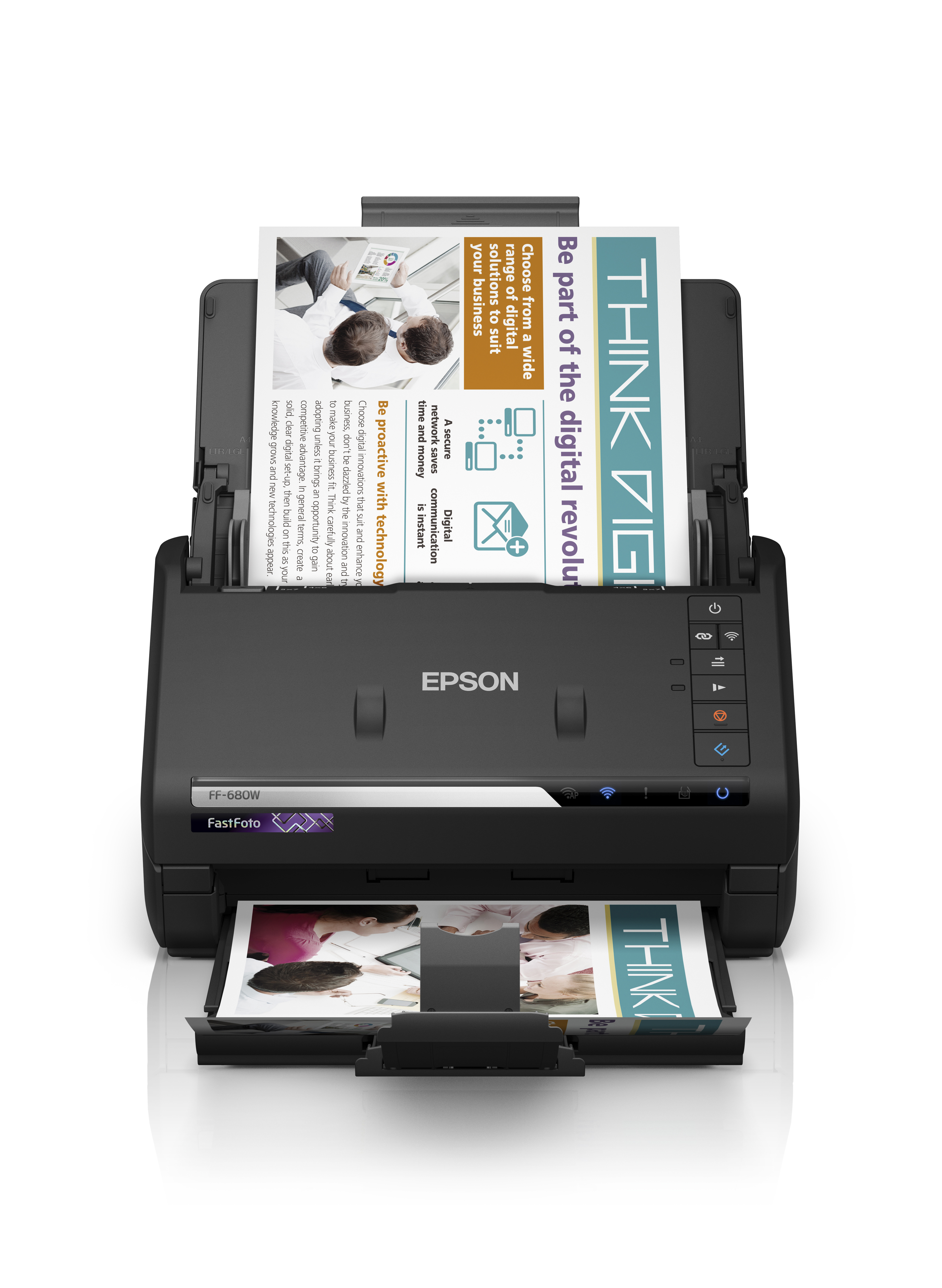 Schwarzer Epson-Scanner mit Papieren. Die Papiere haben Text und Bilder. Das Wort „THINK“ ist sichtbar.