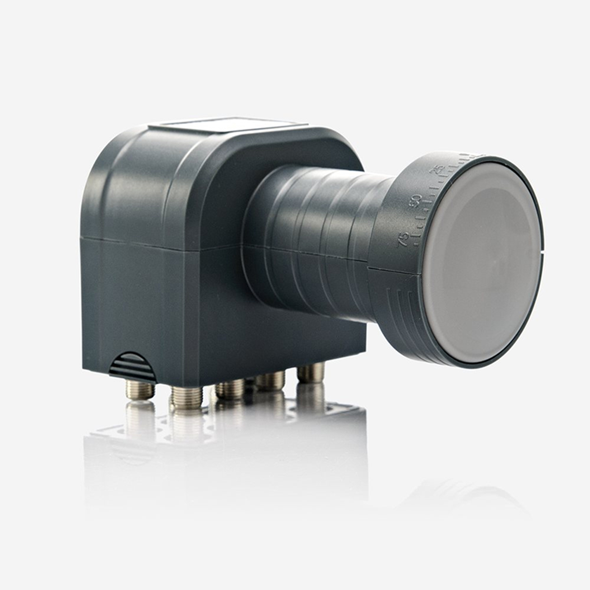 Ein dunkelgrauer LNB mit rundem Ende, Skalenmarkierungen und mehreren Anschlüssen. Es steht auf einer reflektierenden Oberfläche.