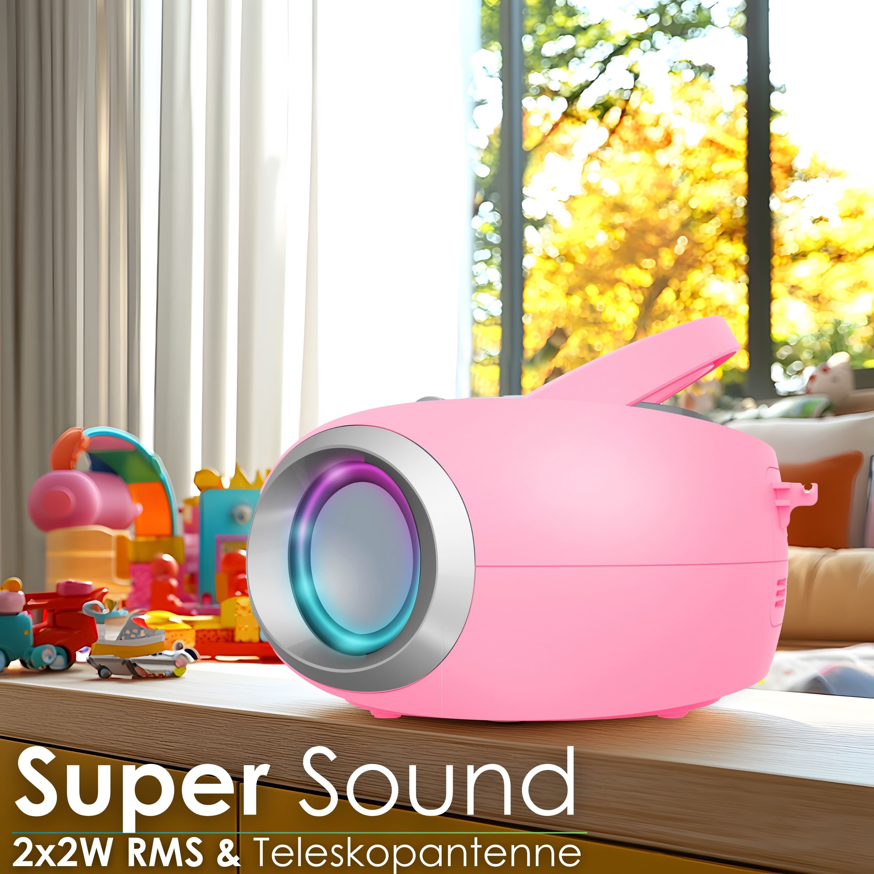 Rosa Lautsprecher auf Holzoberfläche mit Spielzeug. Ein Fenster zeigt eine verschwommene Herbstszene. Text: 'Super Sound'.