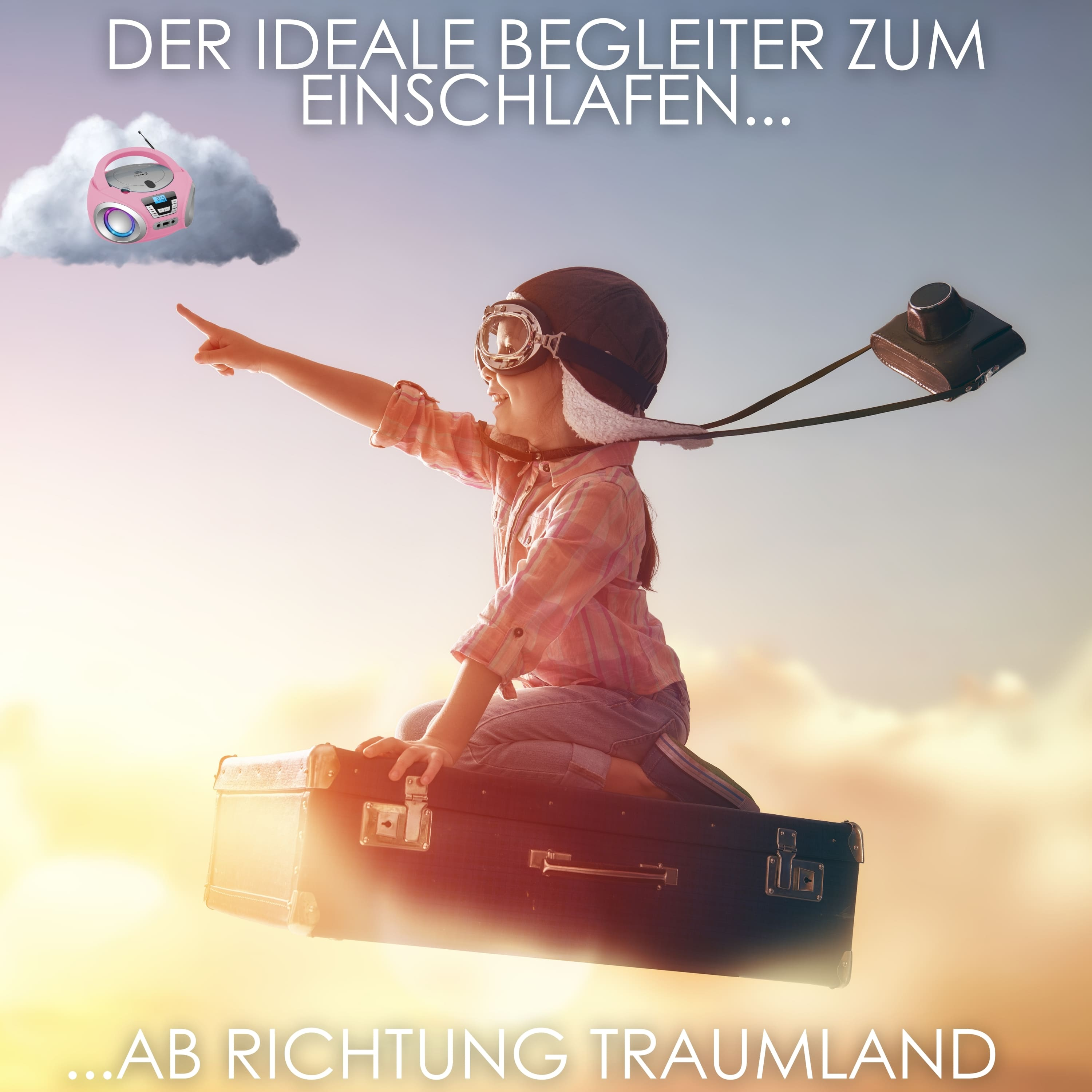 Ein Kind im Fliegeranzug zeigt nach vorne und reitet auf einem Koffer durch den Himmel. Ein rosa Radio schwebt in der Nähe.