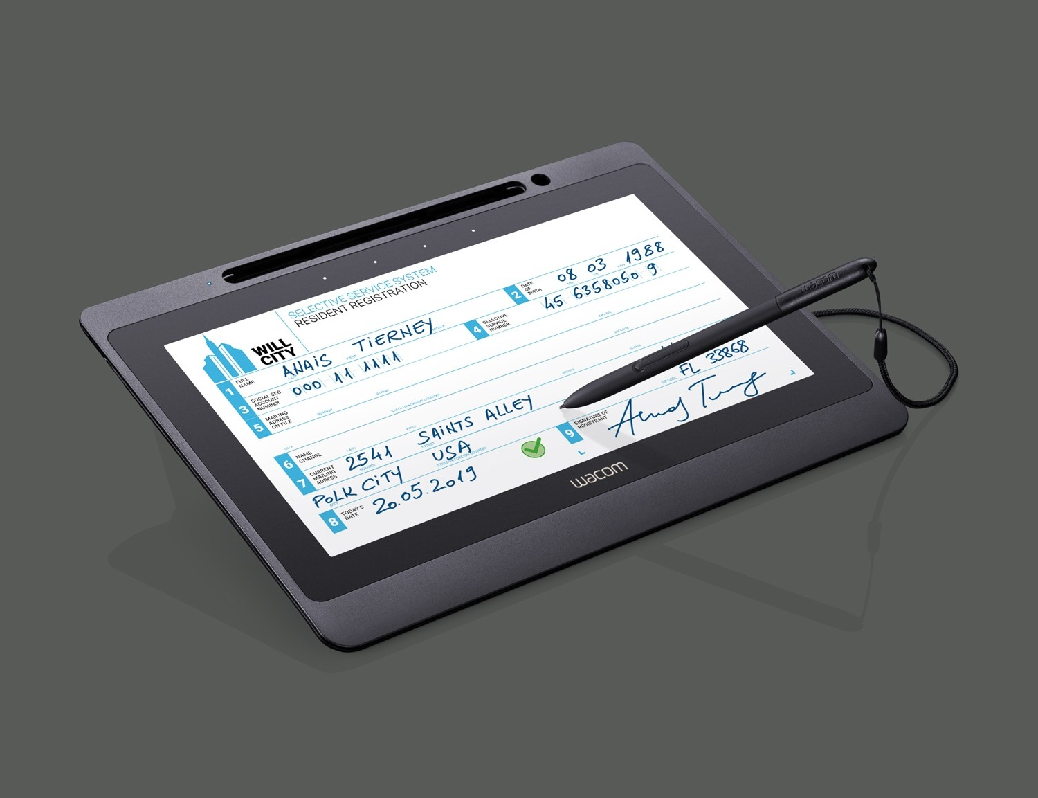 Ein schwarzes Wacom-Tablet zeigt ein Registrierungsformular mit handschriftlichen Details und einem Stift. Der Hintergrund ist grau.
