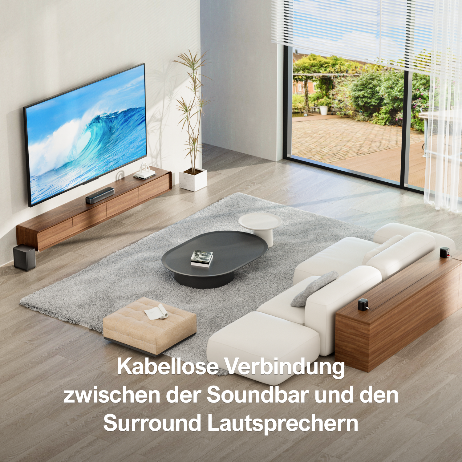 Modernes Wohnzimmer mit TV, Wellen, weißem Sofa und Fenster mit Gartenblick.