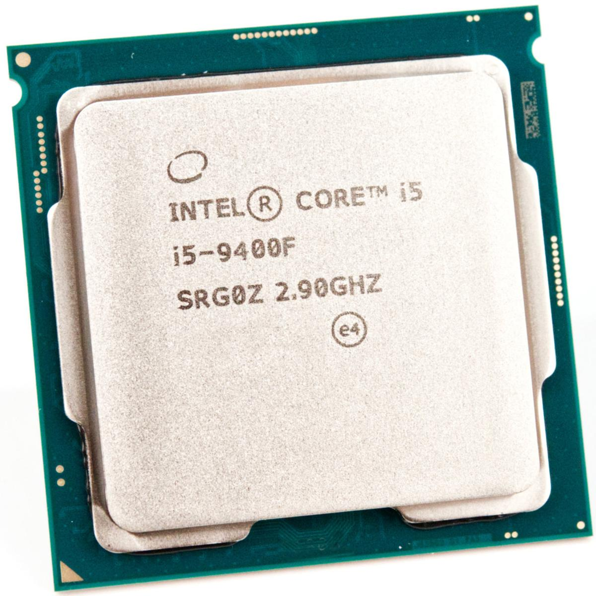 Primo piano di un processore Intel Core i5. È rettangolare con la scritta i5-9400F. È montato su un circuito stampato verde.