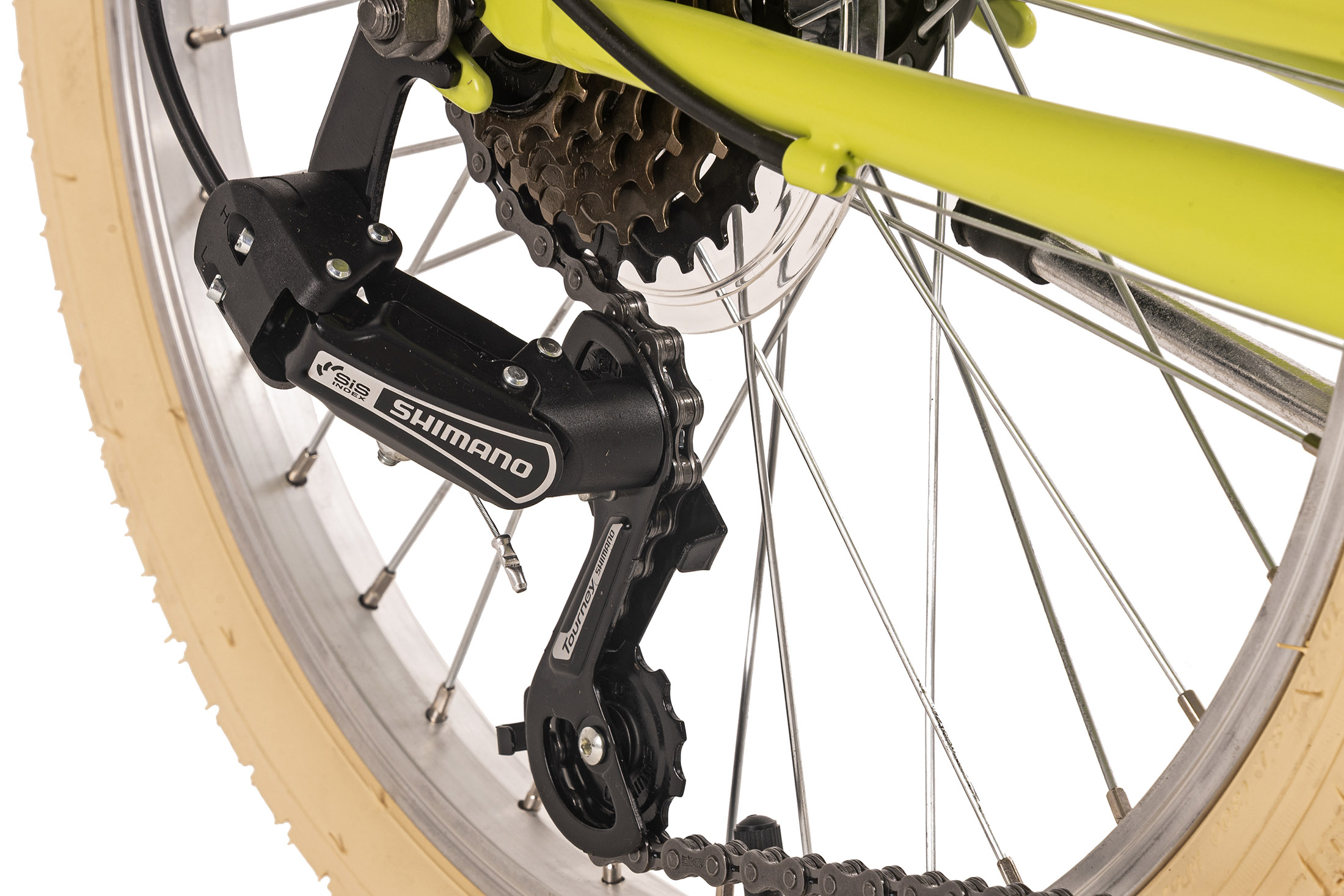 Nahaufnahme eines Fahrrad-Hinterrads. Sichtbare Komponenten sind Kette, Zahnräder, Schaltwerk und Speichen sowie der gelbe Rahmen.