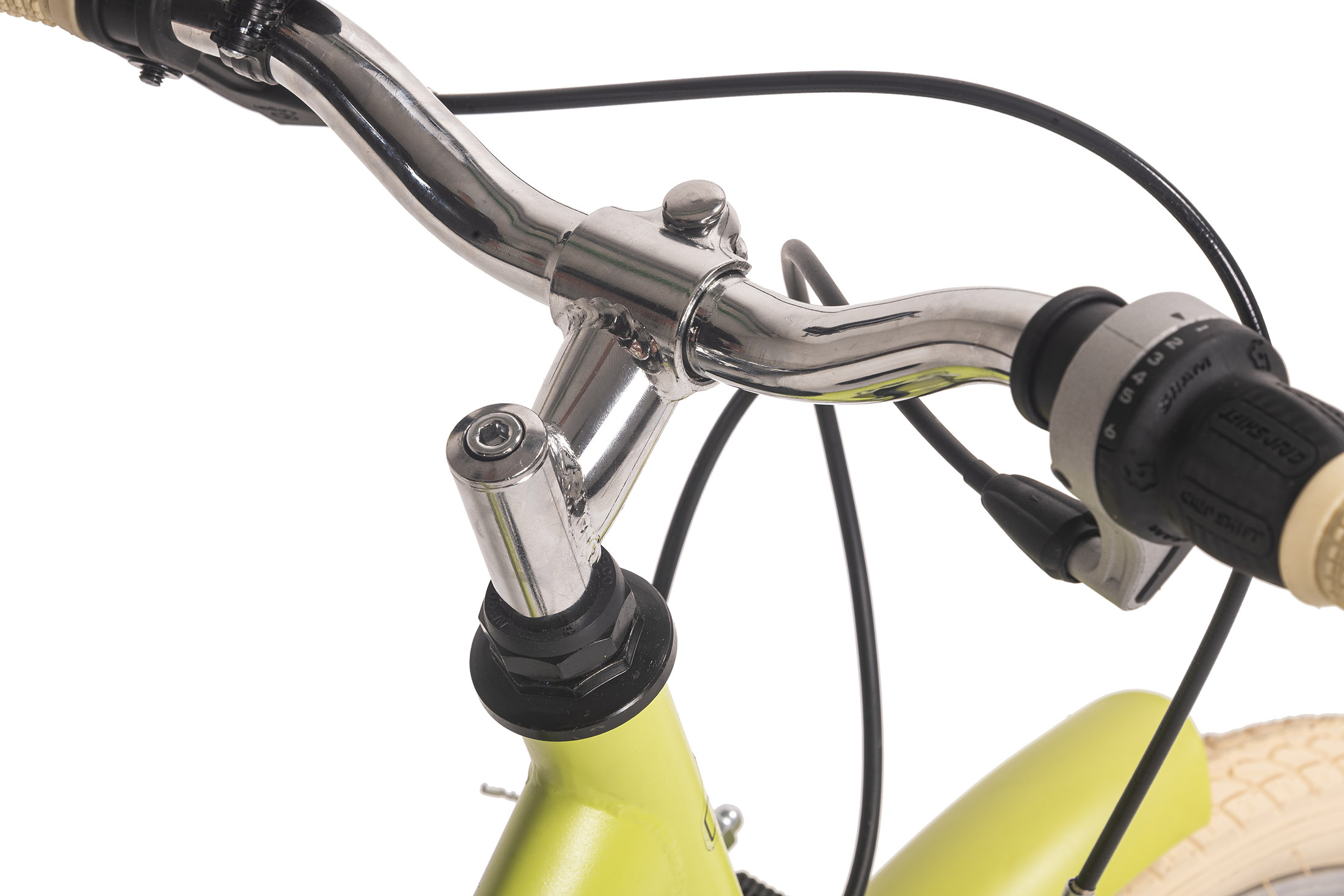 Nahaufnahme des Fahrradlenkers. Glänzender Chromlenker mit schwarzen Kabeln und einem grünen Rahmen. Beige Griffe und weiße Reifen sind sichtbar.
