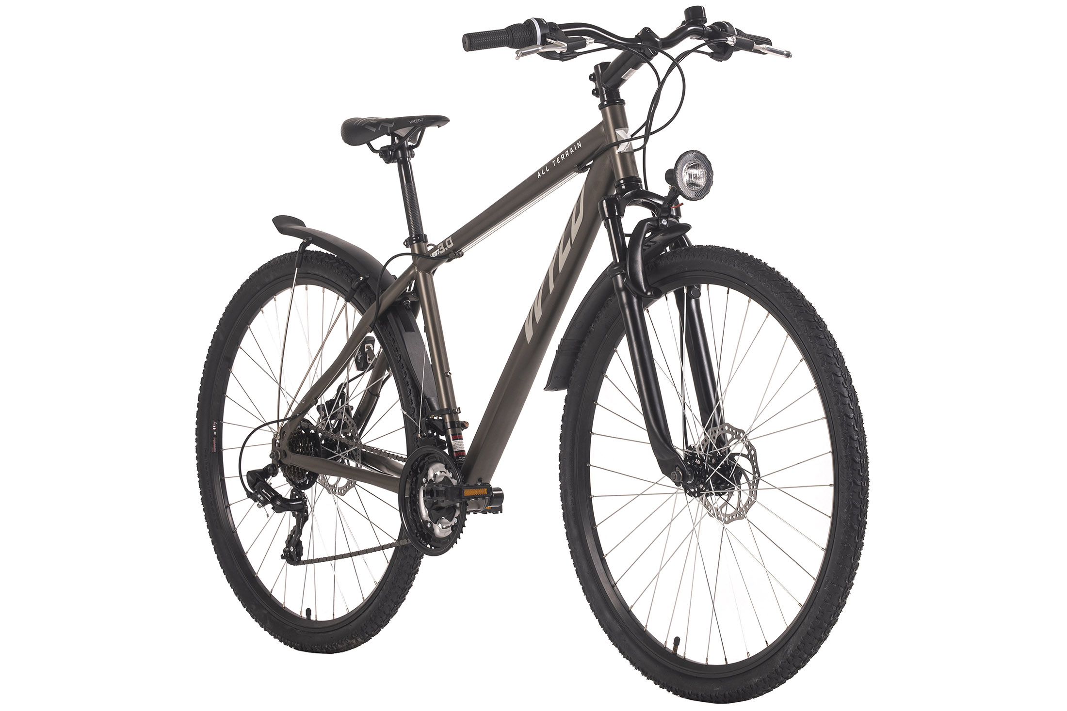Ein dunkelgraues Mountainbike auf weißem Hintergrund. Es hat schwarze Reifen, einen Scheinwerfer und das Wort ALL TERRAIN.