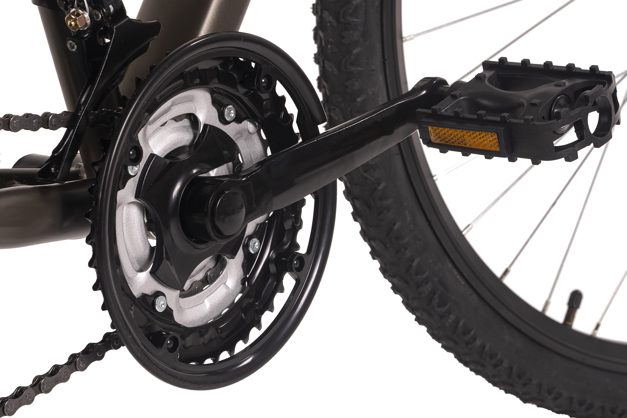 Nahaufnahme des Antriebsstrangs eines Fahrrads, einschließlich Kette, Zahnrädern, Pedalen und Reifen. Die Kette ist schwarz.