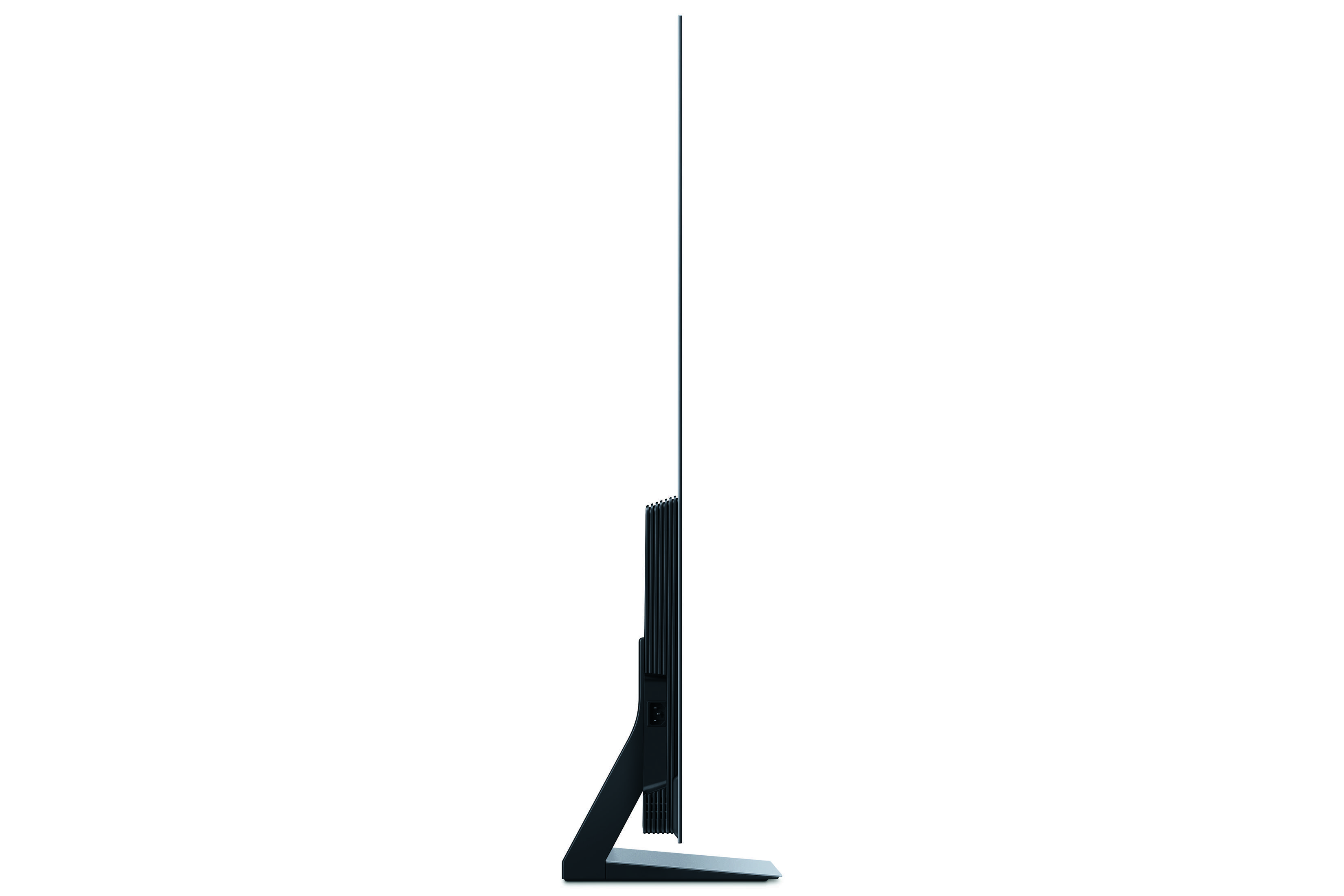 Smukły, czarny telewizor z boku na białym tle. Ma podstawę i port zasilania.