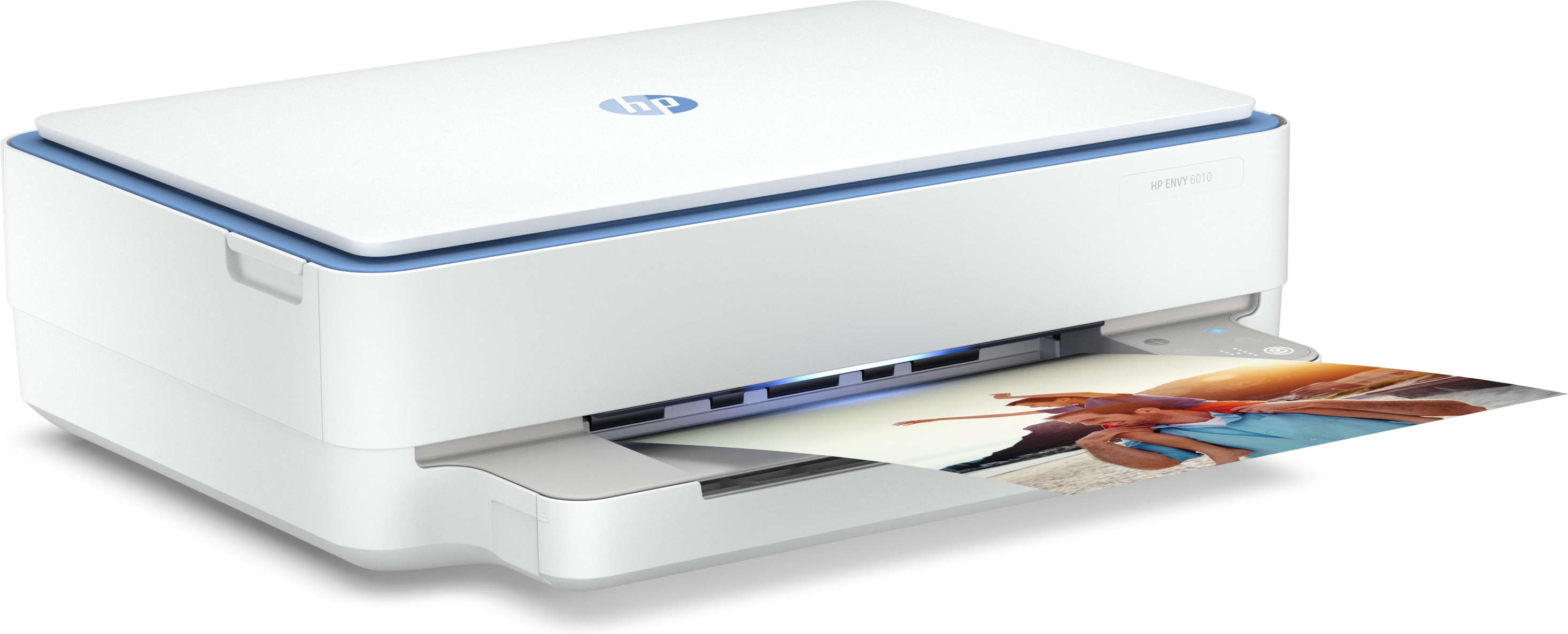 Weißer HP Envy 6010 Drucker. Er druckt ein Foto einer Familie. Blaue Akzente auf Deckel und Basis.