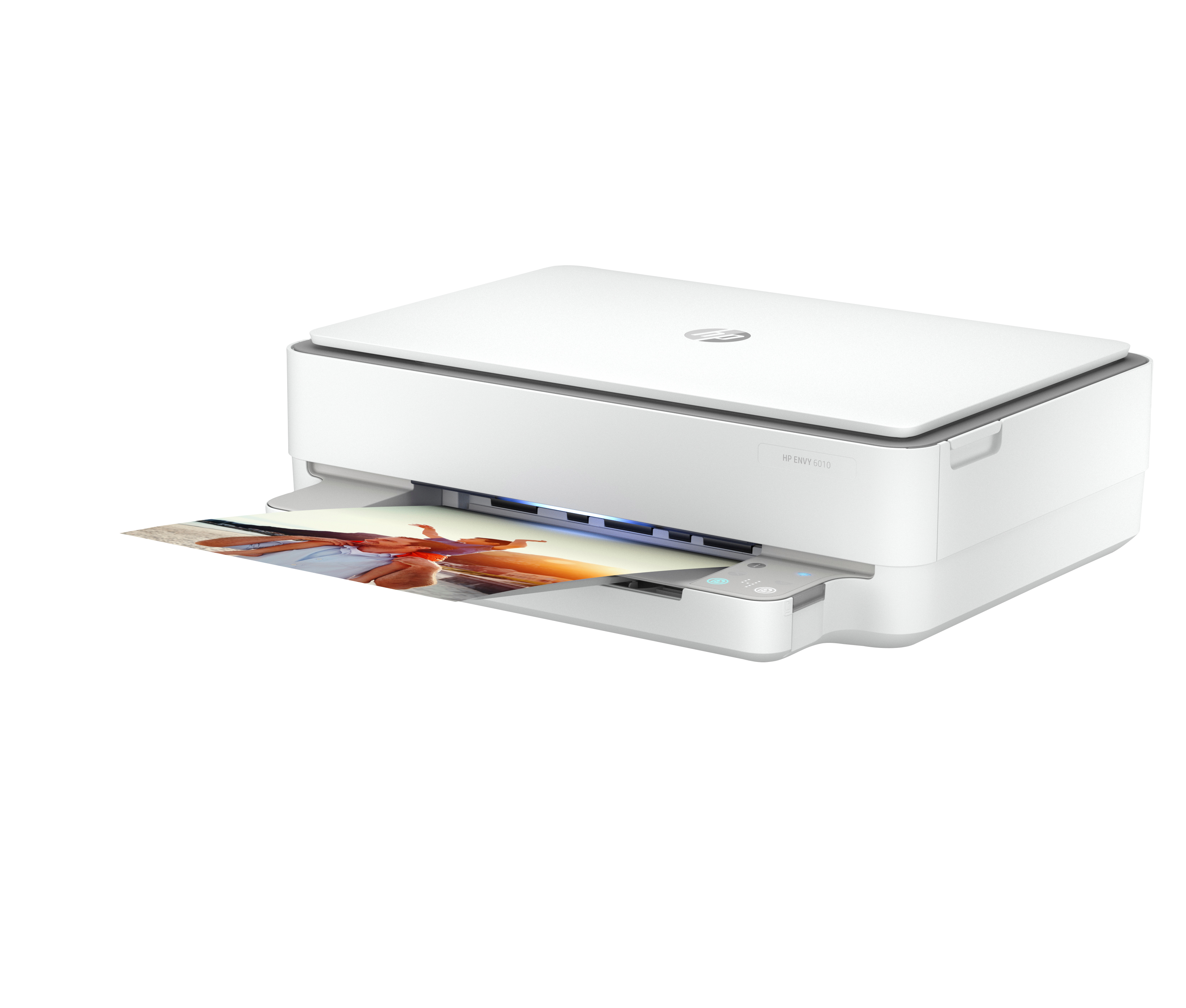 Weißer HP Envy 6010 Drucker, der ein Foto druckt. Das Foto zeigt Menschen am Strand.