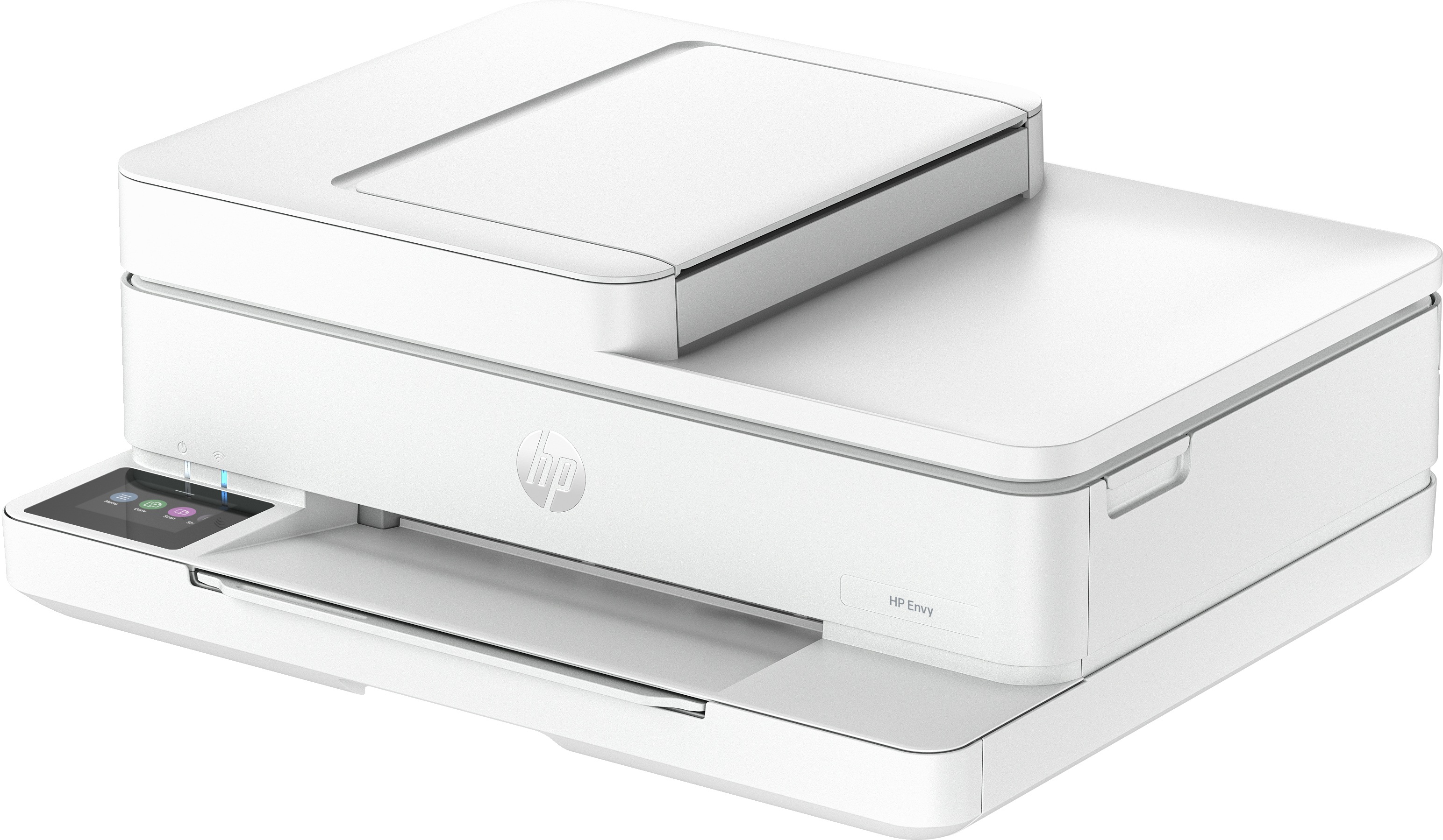 Een witte HP Envy printer. Hij heeft een flatbedscanner bovenop en een papierlade onderaan. Een klein scherm staat links.