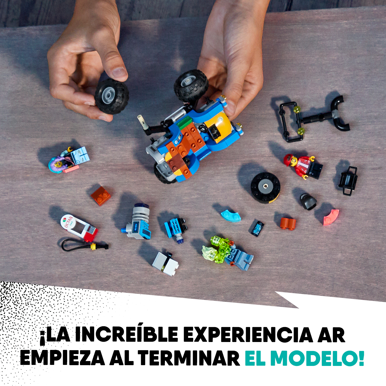 Ręce trzymają oponę i klocki Lego. Pojazd Lego jest otoczony przez różne części i minifigurki. Tekst brzmi: 'Niesamowite doświadczenie się zaczyna.'