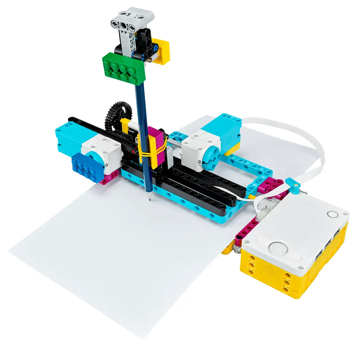 Maszyna Lego trzymająca ołówek nad kartką papieru, z niebieskimi, żółtymi i białymi elementami, połączona z żółtym pudełkiem.