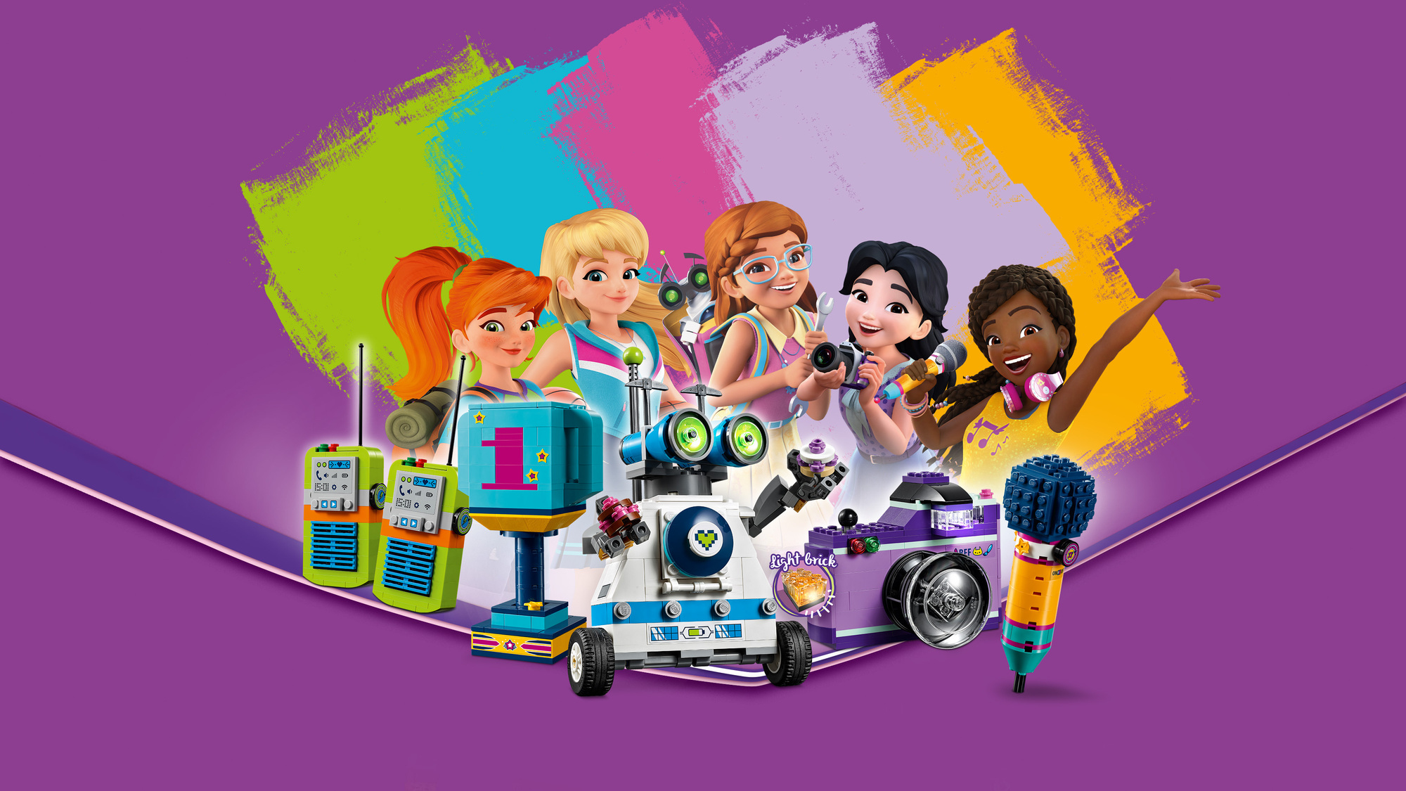 Pięć postaci Lego Friends z akcesoriami na kolorowym tle. Zawiera mikrofony, aparaty i robota.