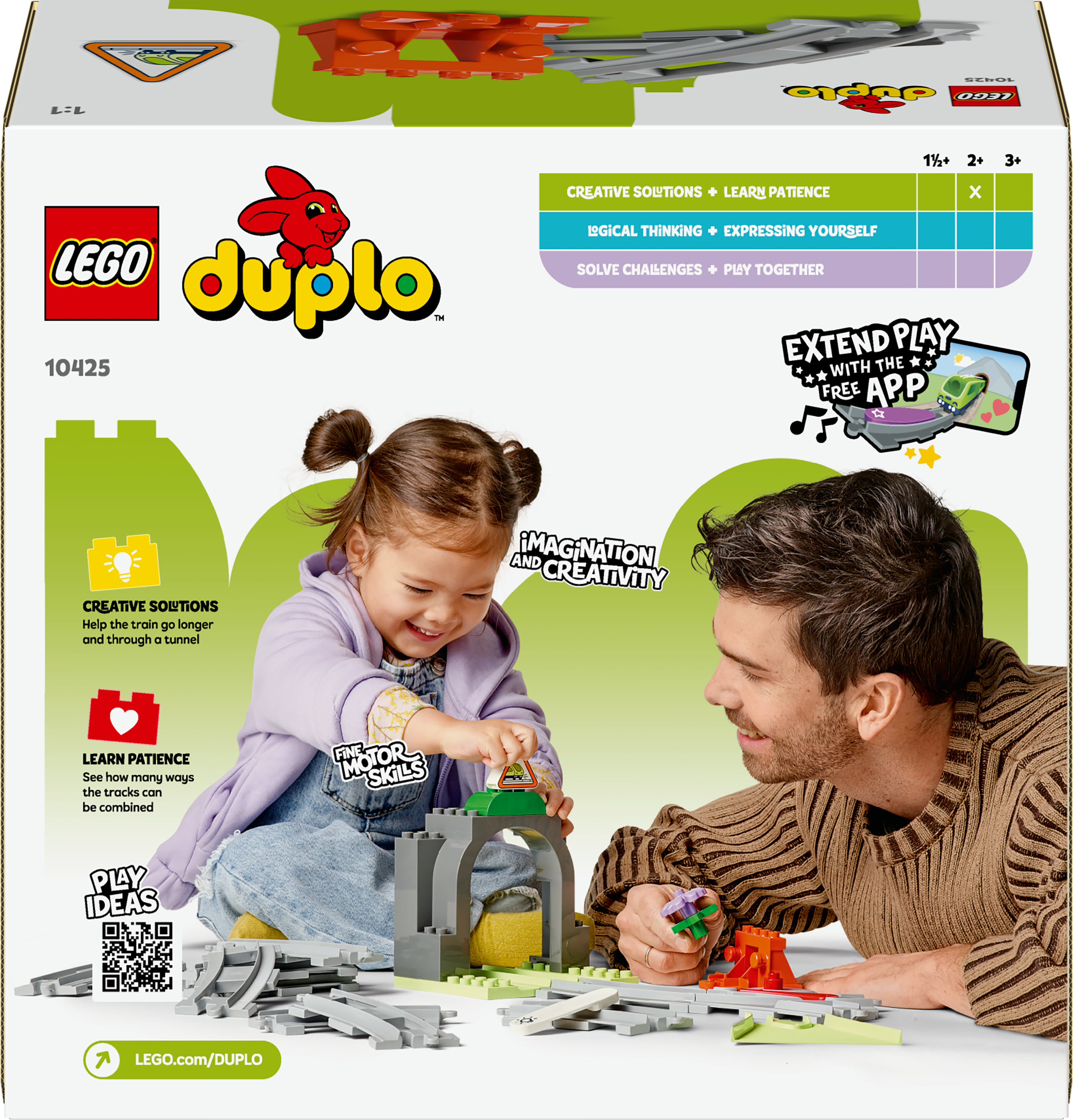 Dziecko i mężczyzna budują zestaw Lego Duplo. Zestaw zawiera elementy torów, tunel i pociąg. Pudełko pokazuje zestaw.