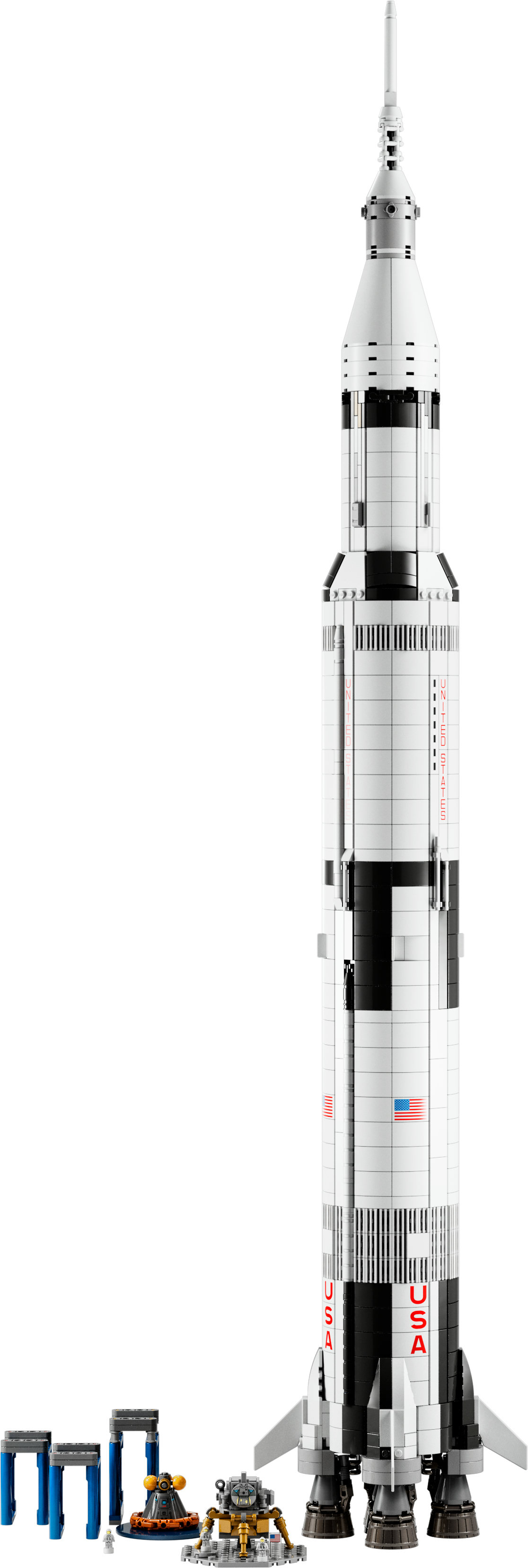 Model rakiety Lego Saturn V stoi wysoko. Baza obejmuje lądownik księżycowy, kapsułę i konstrukcje wsporcze. Widoczne są oznaczenia i flaga USA.