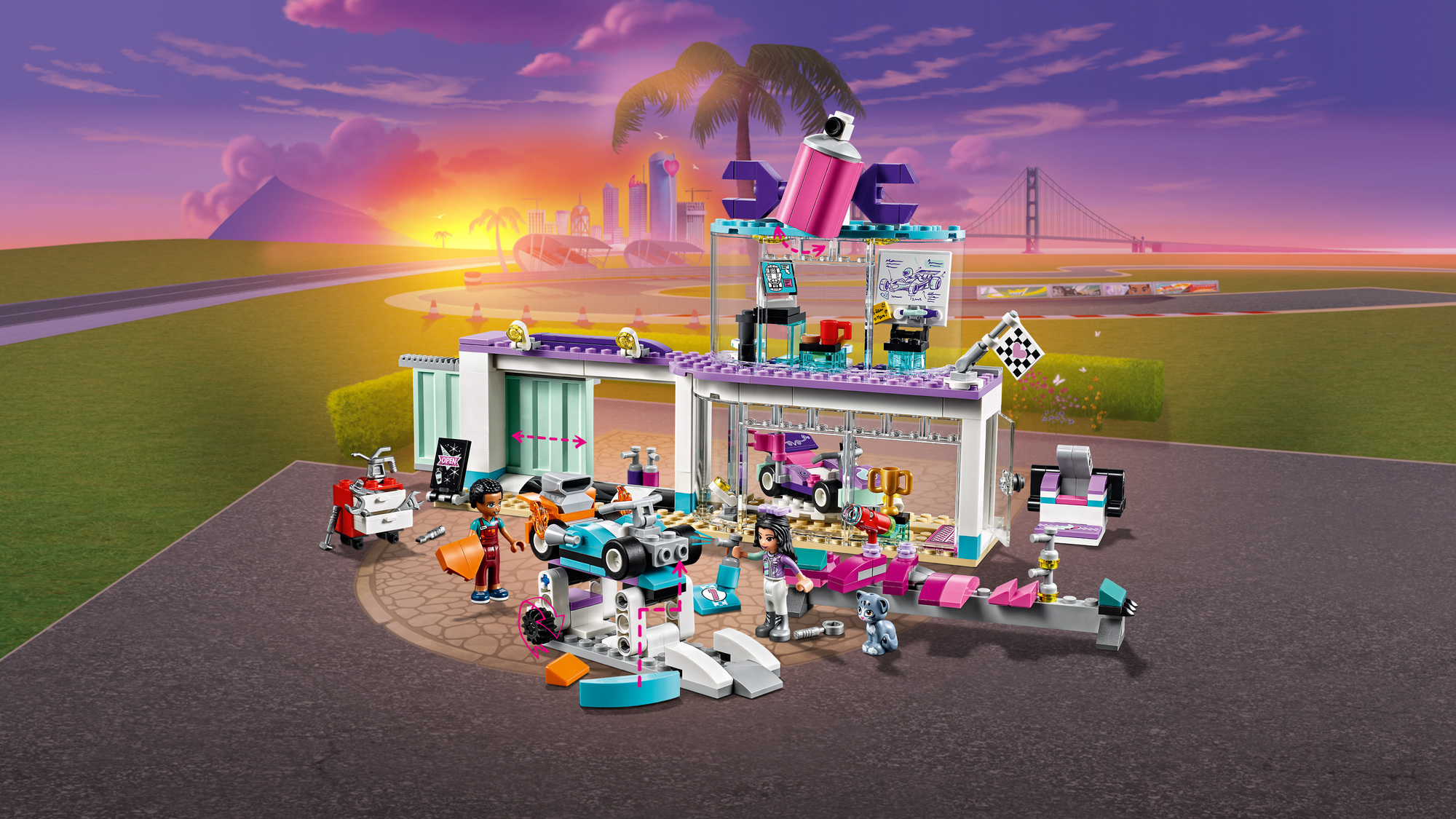 Zestaw LEGO Friends przedstawia garaż samochodów wyścigowych z postaciami i samochodami. W tle zachód słońca, palmy i tor wyścigowy.