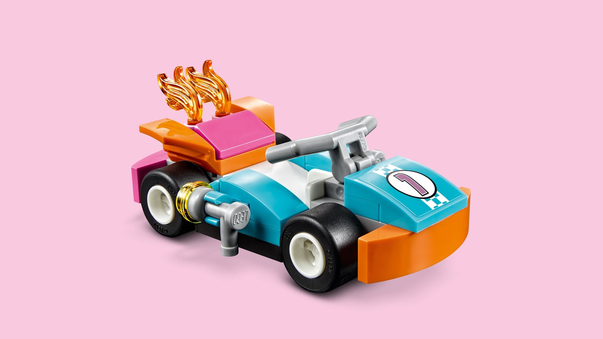 Samochód wyścigowy Lego z niebieskimi, różowymi, pomarańczowymi i białymi częściami. Ma numer 1 i płomienie z tyłu. Różowe tło.