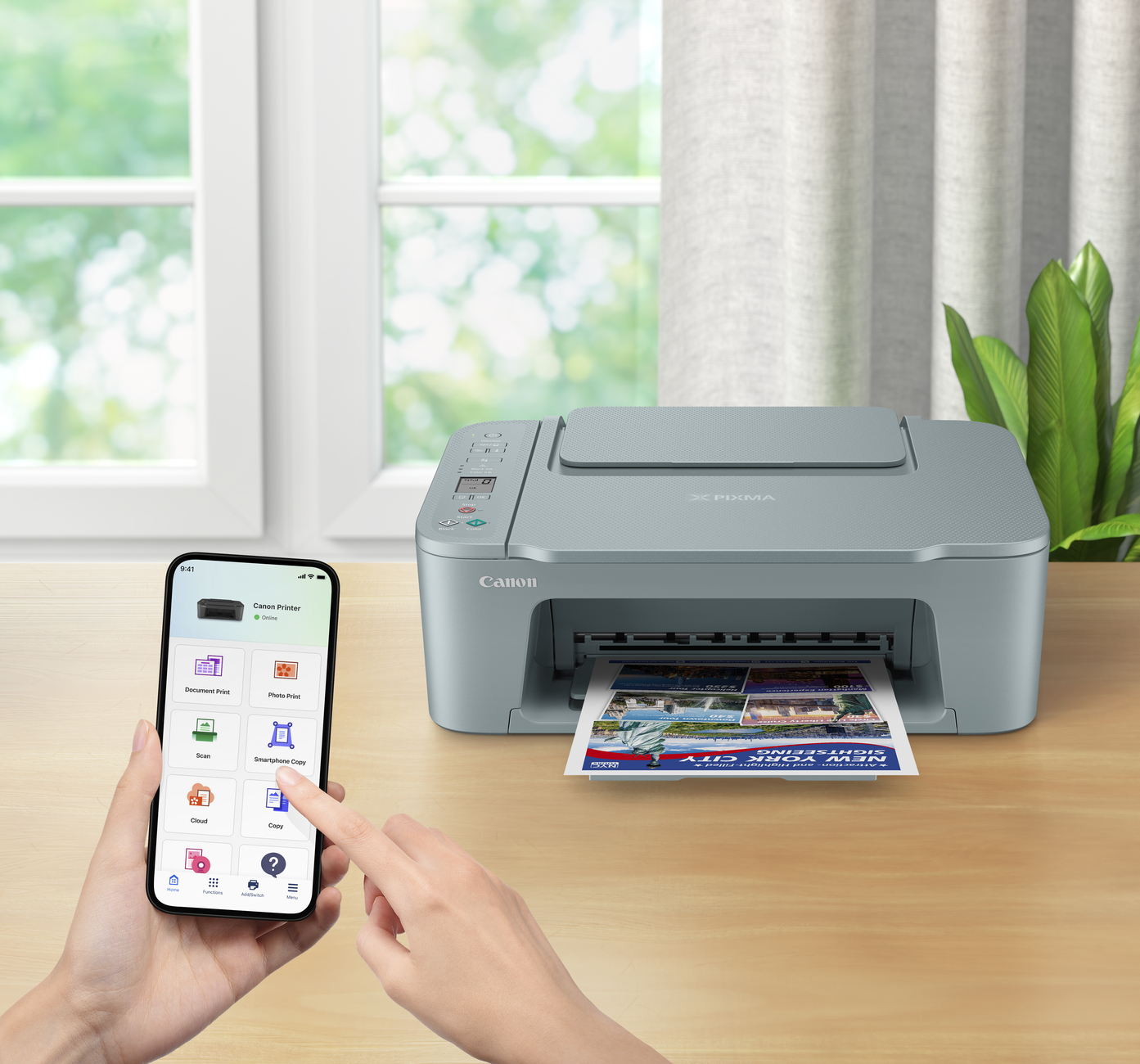 Osoba korzysta z aplikacji na smartfonie, aby drukować z drukarki Canon. Wydrukowana strona przedstawia wycieczkę po Nowym Jorku.