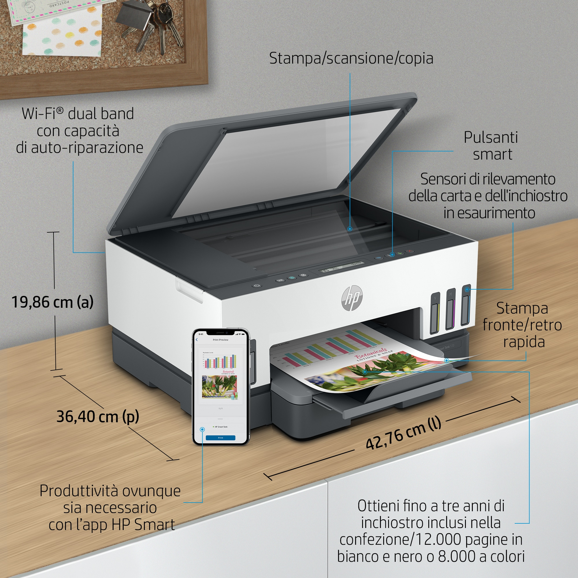 Una stampante HP è su una scrivania. Ha un vassoio di uscita carta e uno scanner di documenti. Un telefono mostra un'anteprima di stampa.