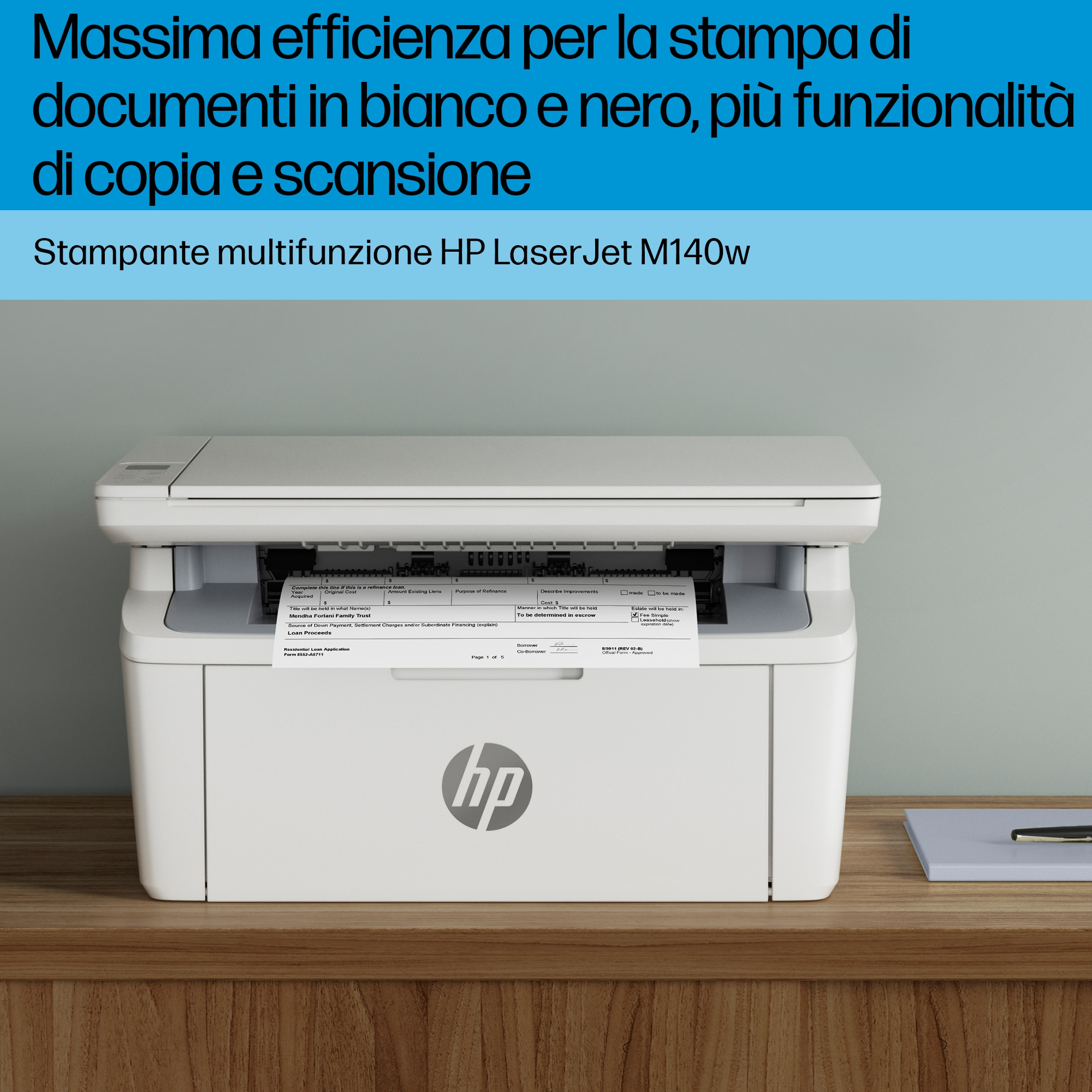 Una impresora HP LaserJet M140w blanca está sobre una superficie de madera. Un documento está en la impresora. Texto arriba.
