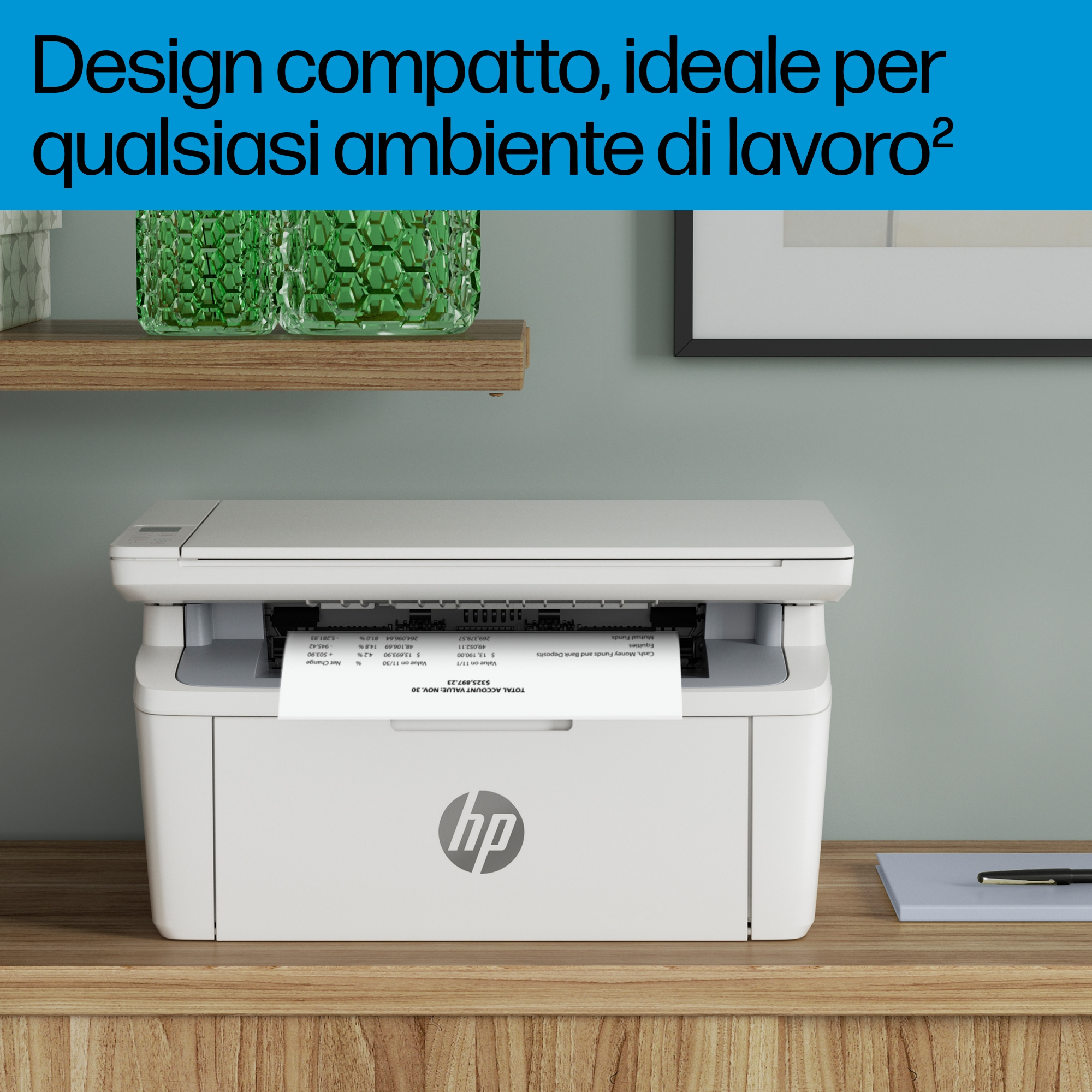 Una impresora HP blanca sobre un escritorio de madera, imprimiendo un documento. Objetos de vidrio verde y un cuadro en el fondo.