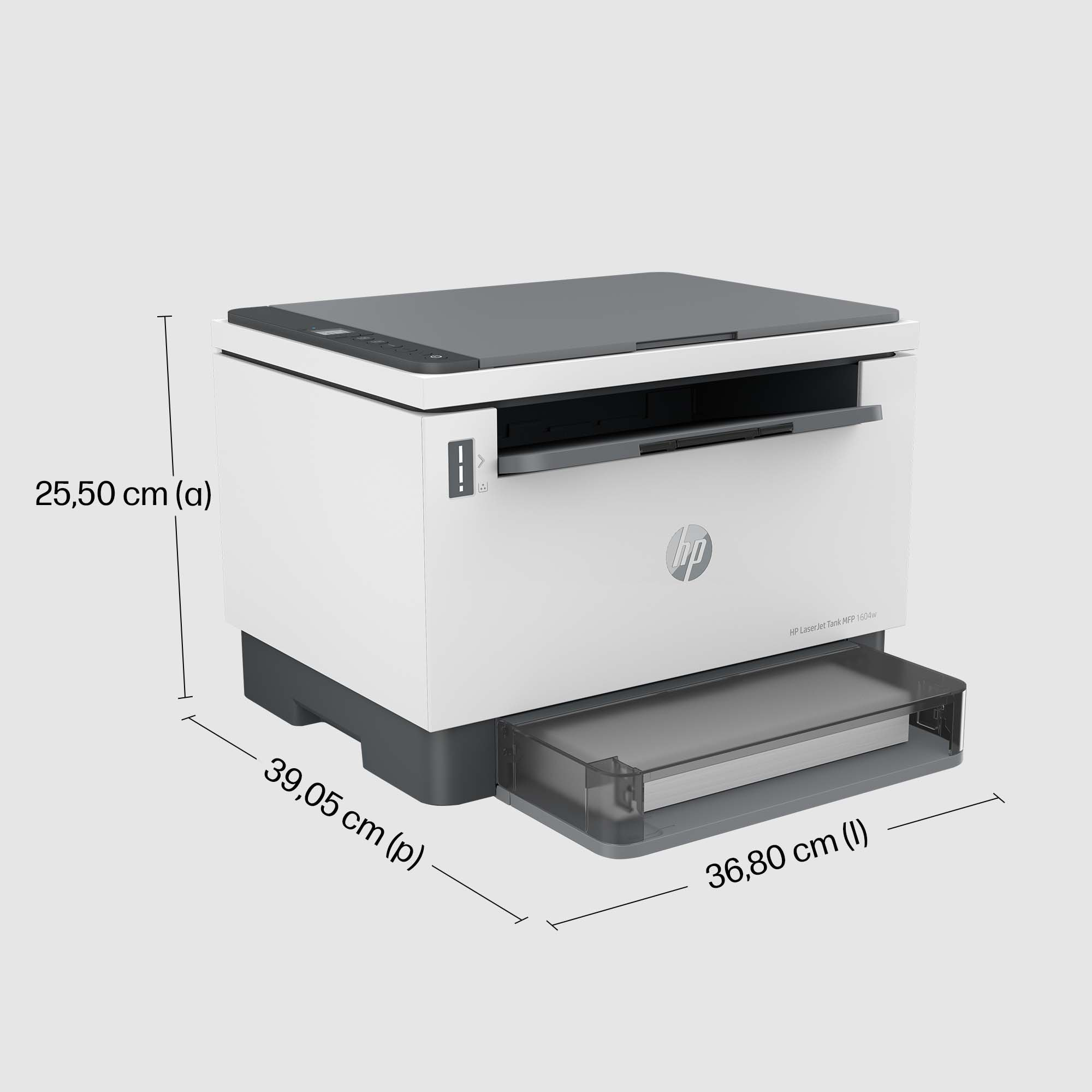 Una impresora HP blanca y gris. Se muestran las dimensiones. Tiene una bandeja de papel y un panel de control en la parte superior.