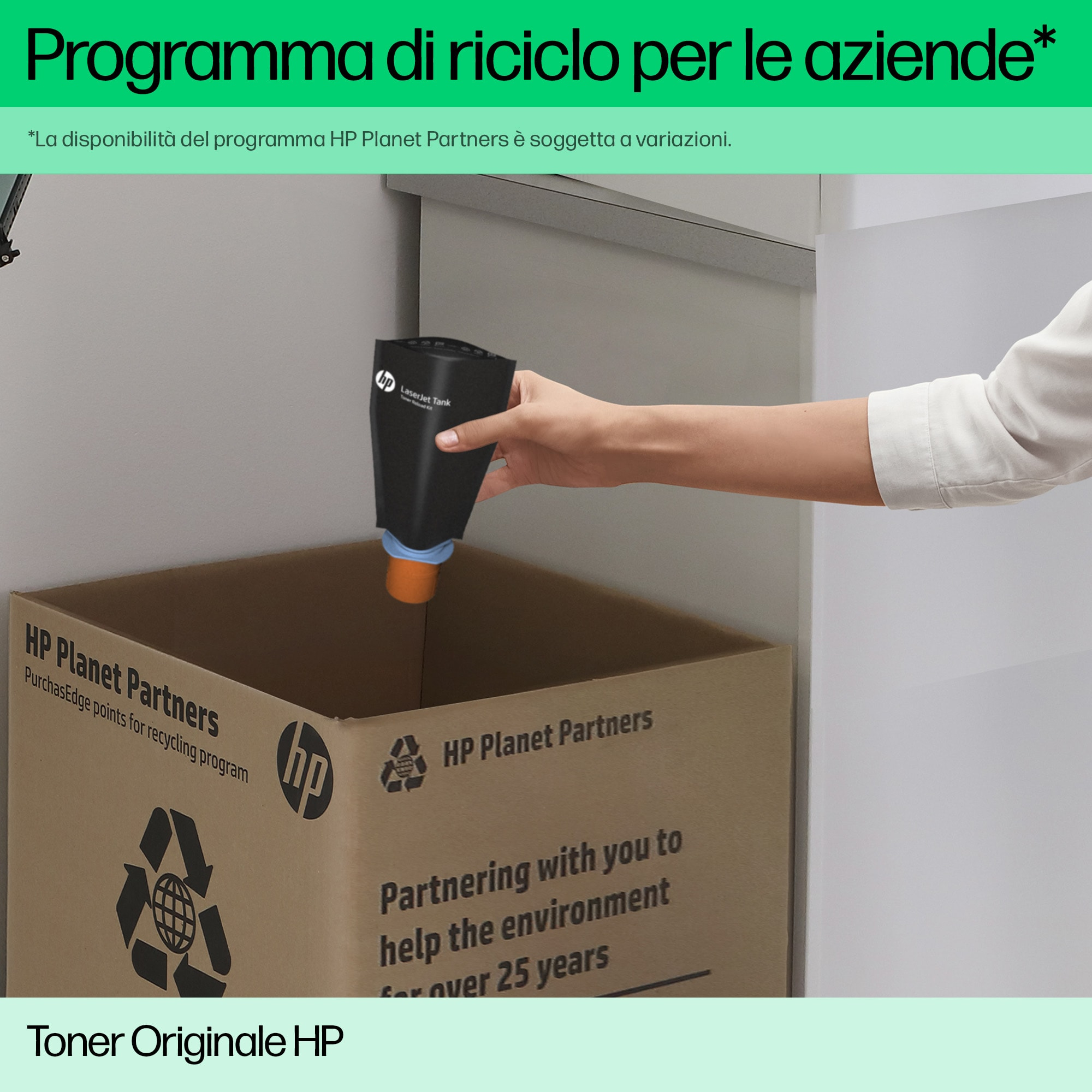 Osoba umieszcza czarny wkład z tonerem HP w pudełku do recyklingu. Pudełko ma logo i tekst HP.