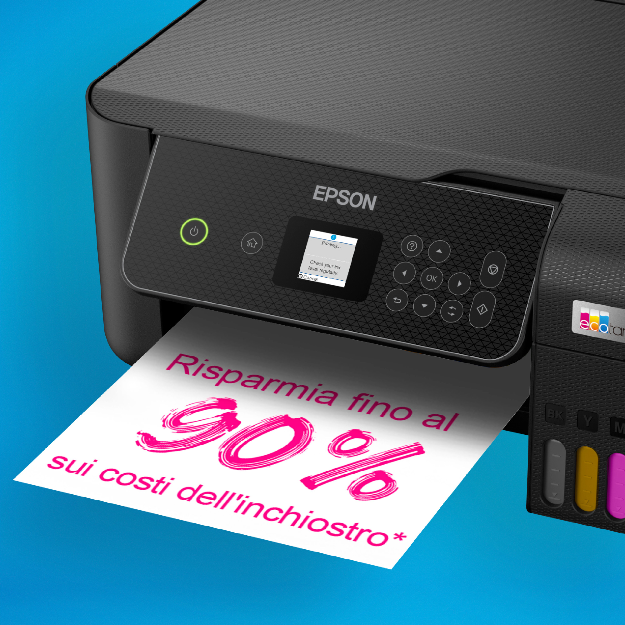 Una stampante Epson stampa su carta del testo. Mostra 'Risparmia fino al 90% sui costi dell'inchiostro'.