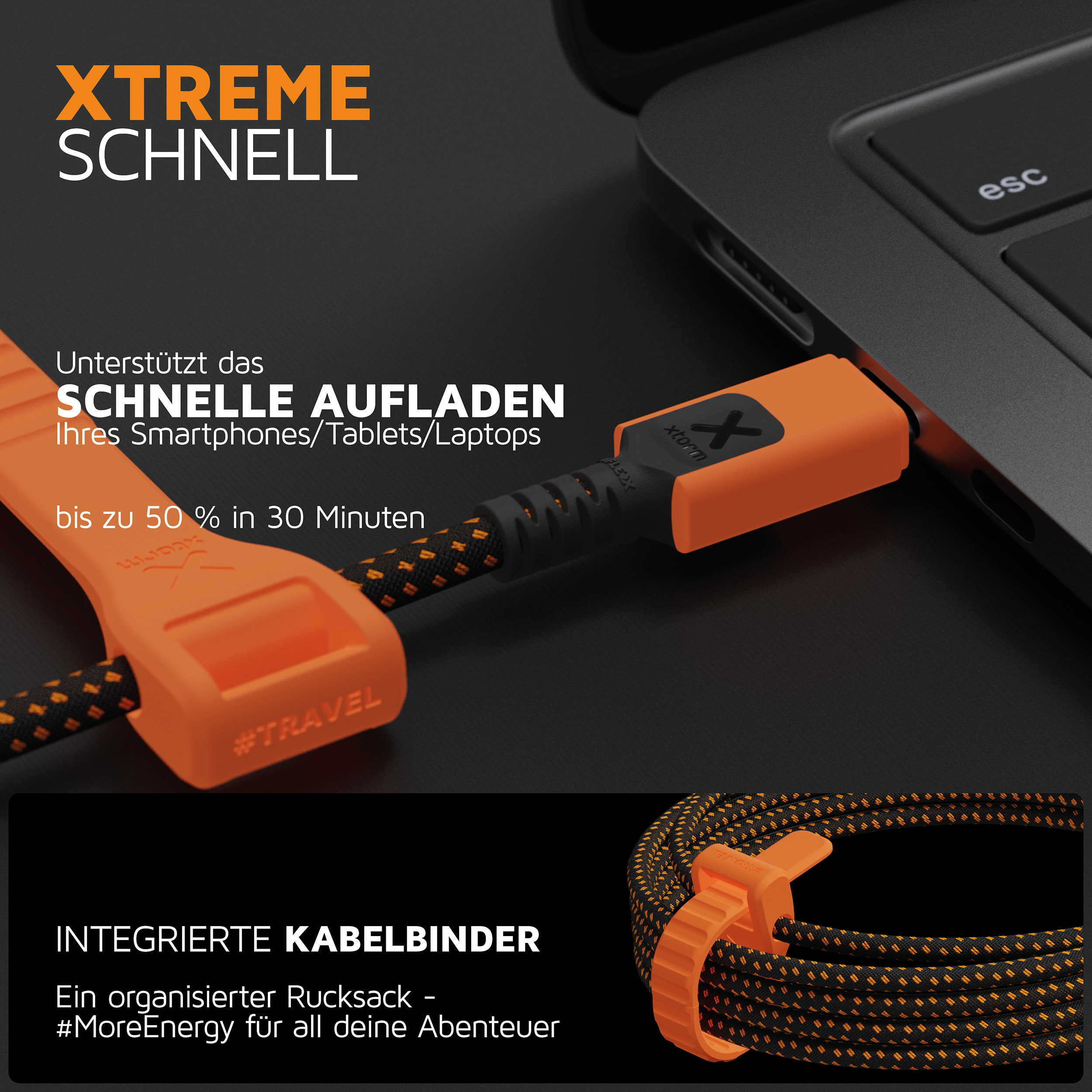 Ein orangefarbenes Ladekabel, das an einen Laptop angeschlossen ist. Das Kabel ist gebrandet, der Hintergrund dunkel.