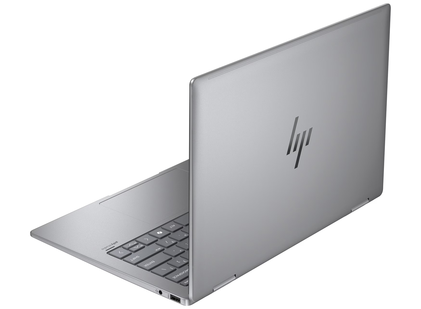 Srebrny laptop HP jest otwarty. Klawiatura jest widoczna, a ekran jest częściowo otwarty. Logo HP znajduje się z tyłu.