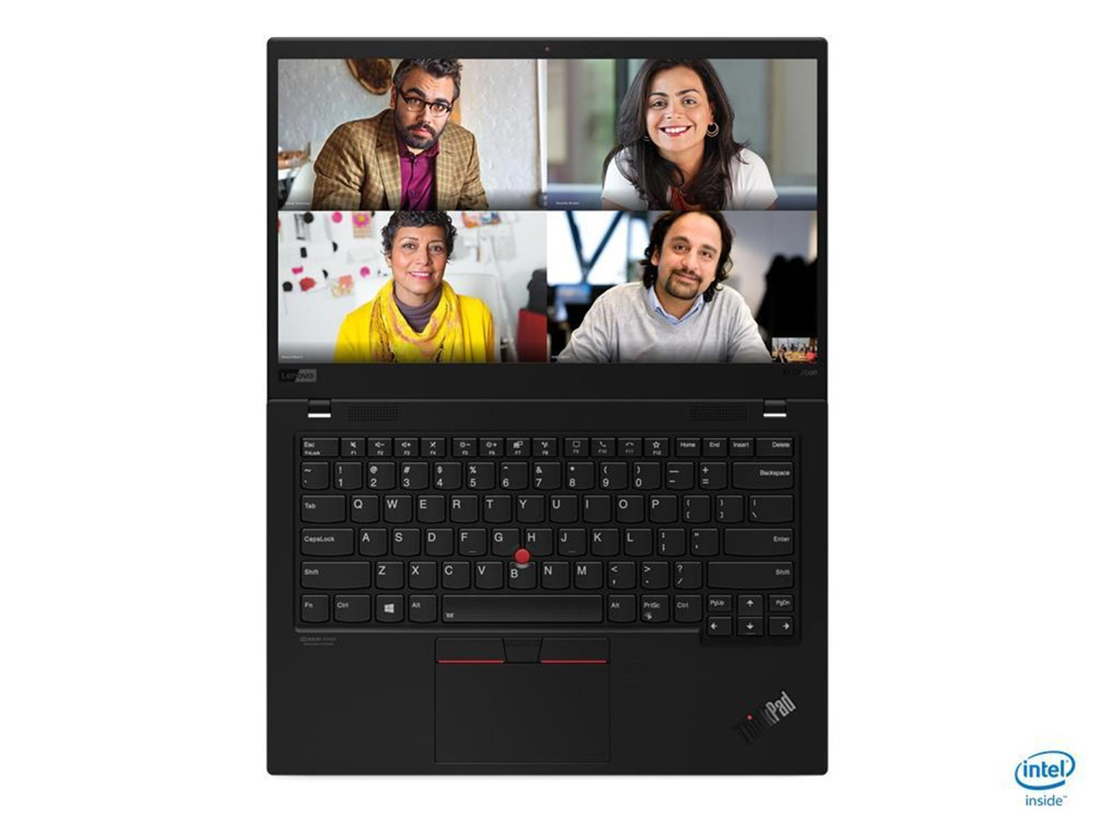 Laptop zeigt einen Videoanruf mit vier Personen. Der Laptop ist schwarz, mit Tastatur und Touchpad.