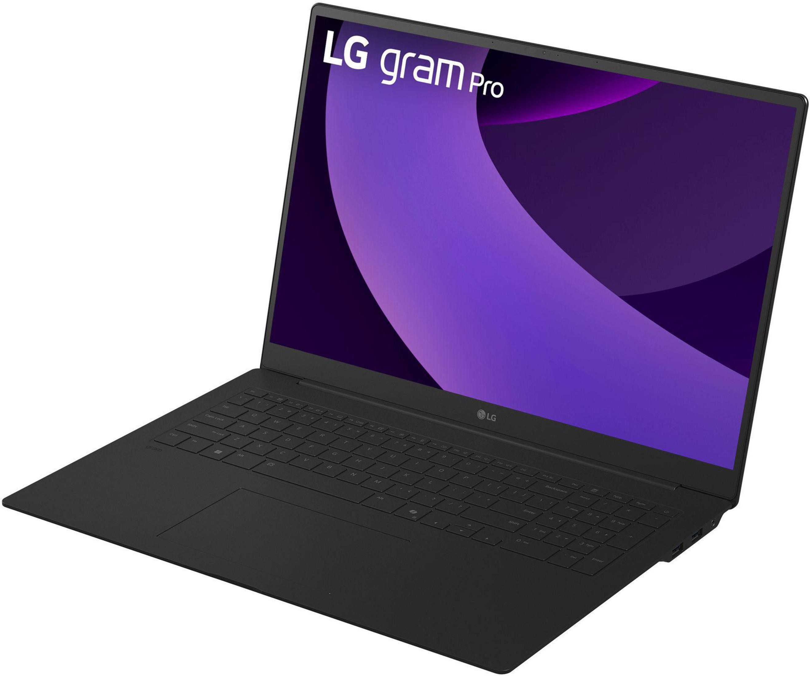 Ein schwarzer Laptop mit LG gram Pro Logo auf dem Bildschirm. Der Bildschirm zeigt einen violetten Hintergrund.
