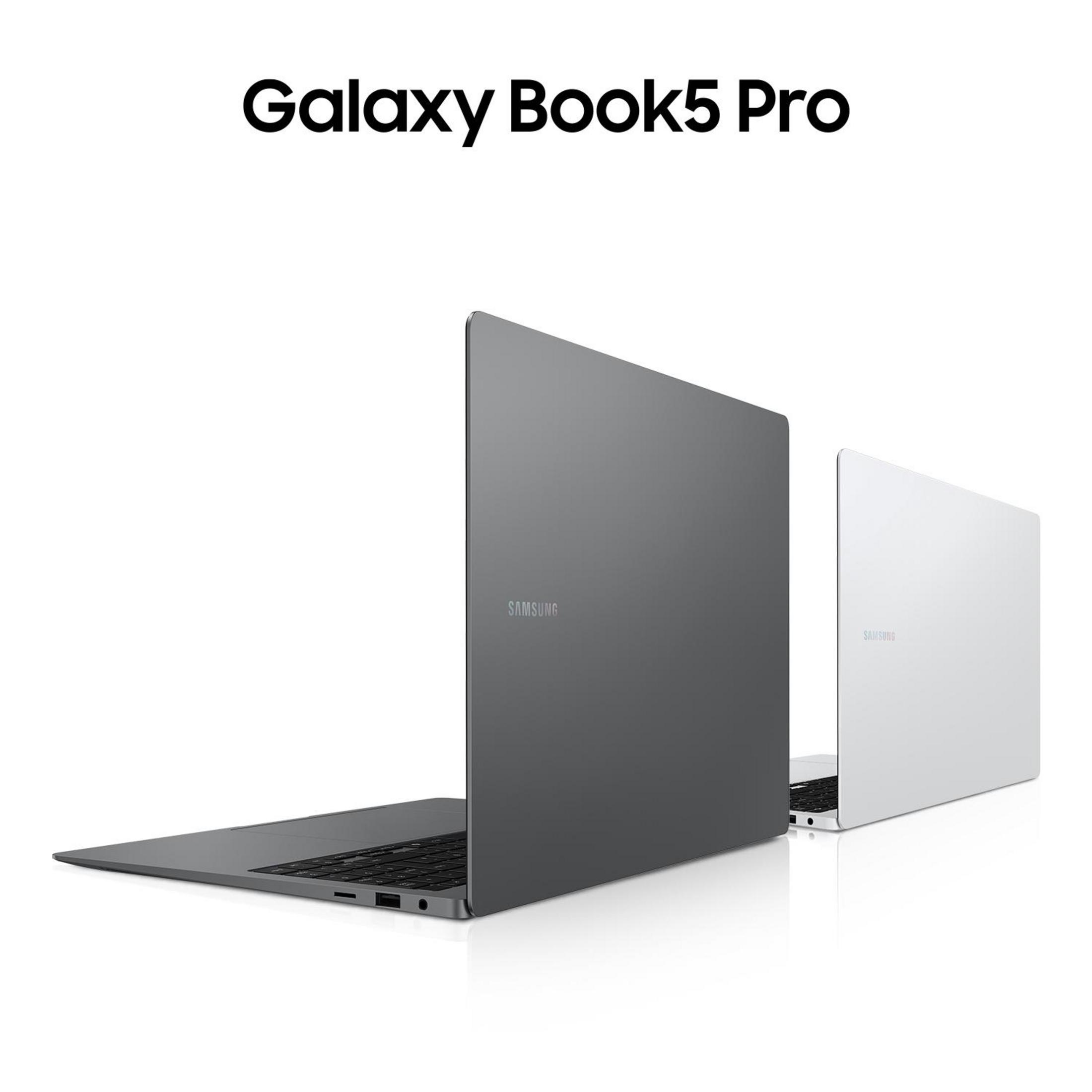 Zwei Laptops, grau und weiß, vor weißem Hintergrund. Der graue Laptop ist geöffnet, der weiße geschlossen. Der Text 'Galaxy Book5 Pro'.