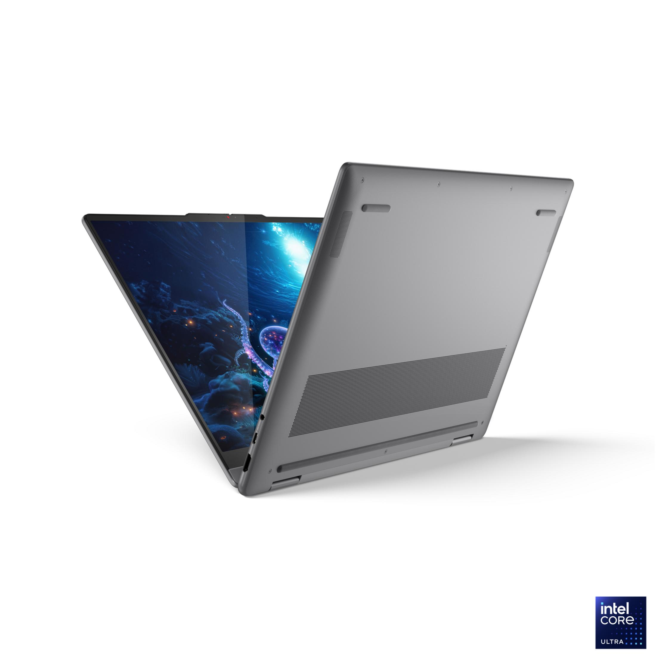Laptop, częściowo otwarty, wyświetla scenę oceanu. Szary wygląd zewnętrzny. Białe tło. Widoczne logo Intel Core Ultra.