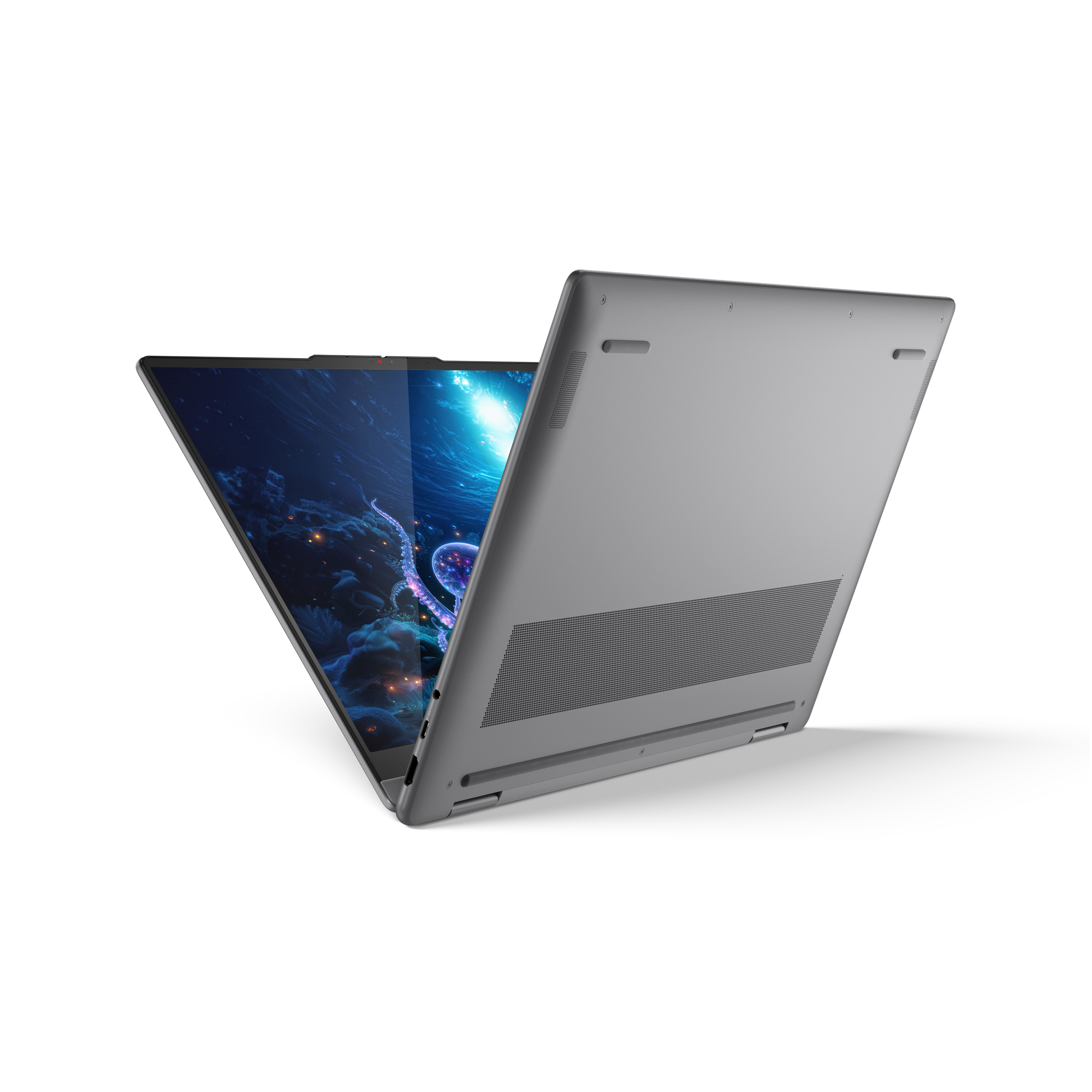 Szary laptop jest otwarty, wyświetlając niebieską podwodną scenę z dużym stworzeniem morskim. Tło jest białe.