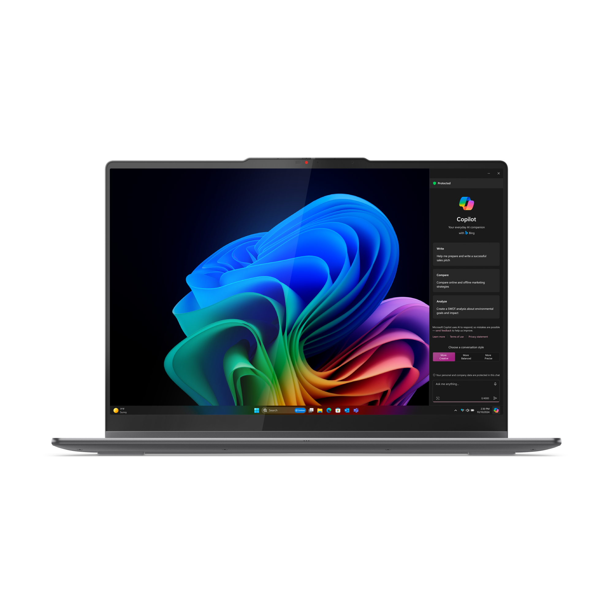 Laptop z kolorowym, abstrakcyjnym obrazem na ekranie. Aplikacja Copilot jest otwarta po prawej stronie. Szary laptop na białej powierzchni.